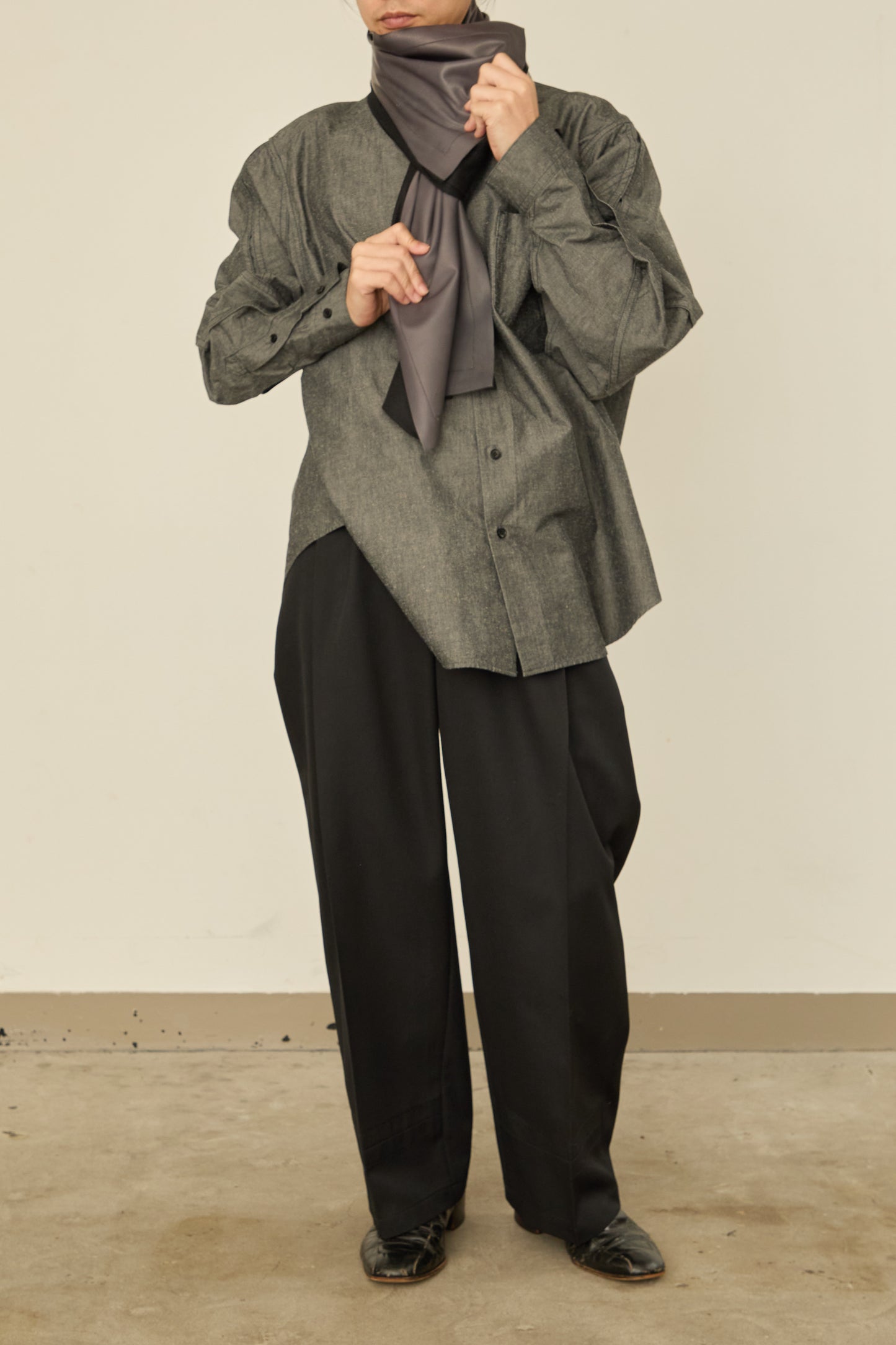 i'm here : " LEATHER " SCARF : / GRAY