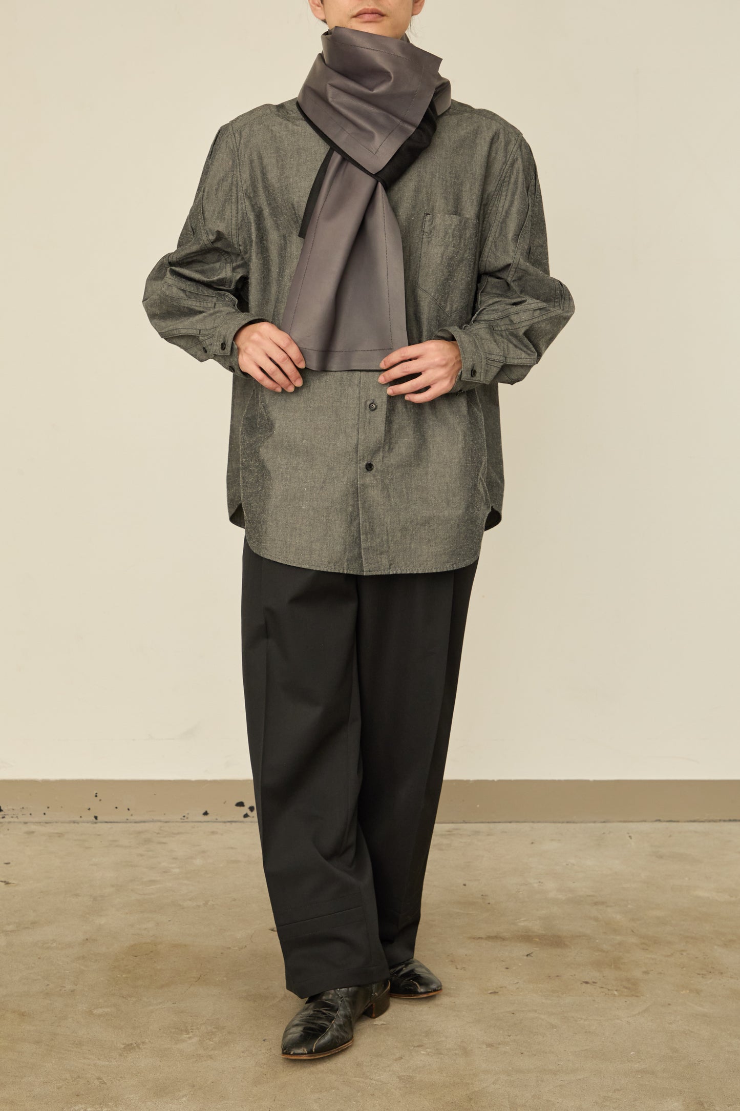 i'm here : " LEATHER " SCARF : / GRAY