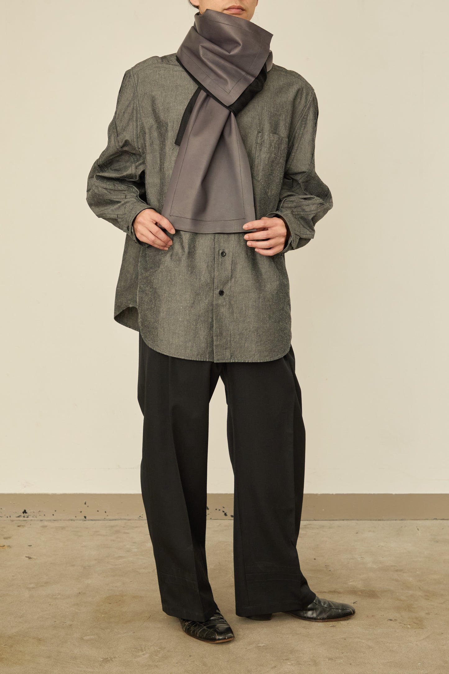 i'm here : " LEATHER " SCARF : / GRAY