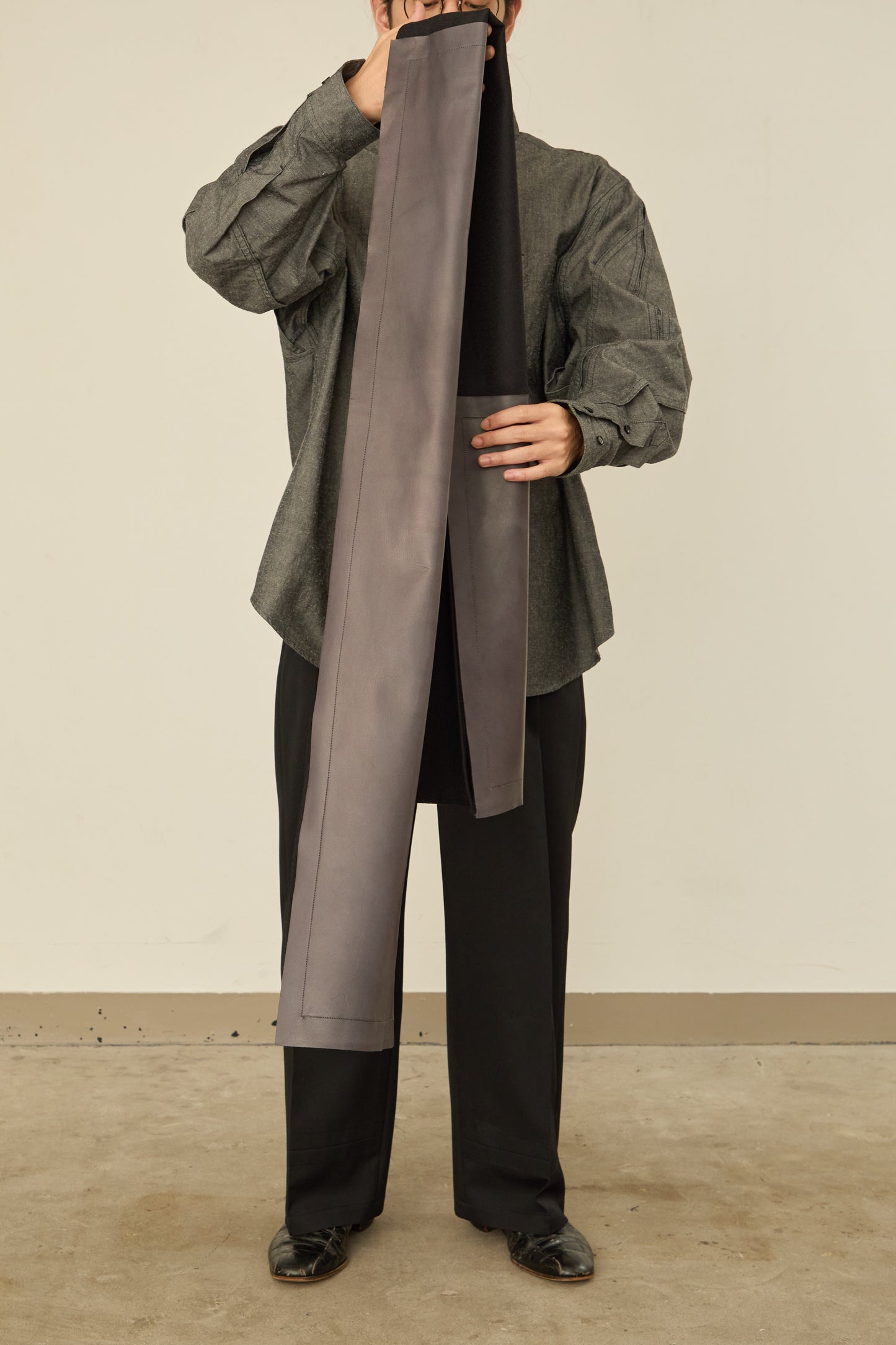 i'm here : " LEATHER " SCARF : / GRAY