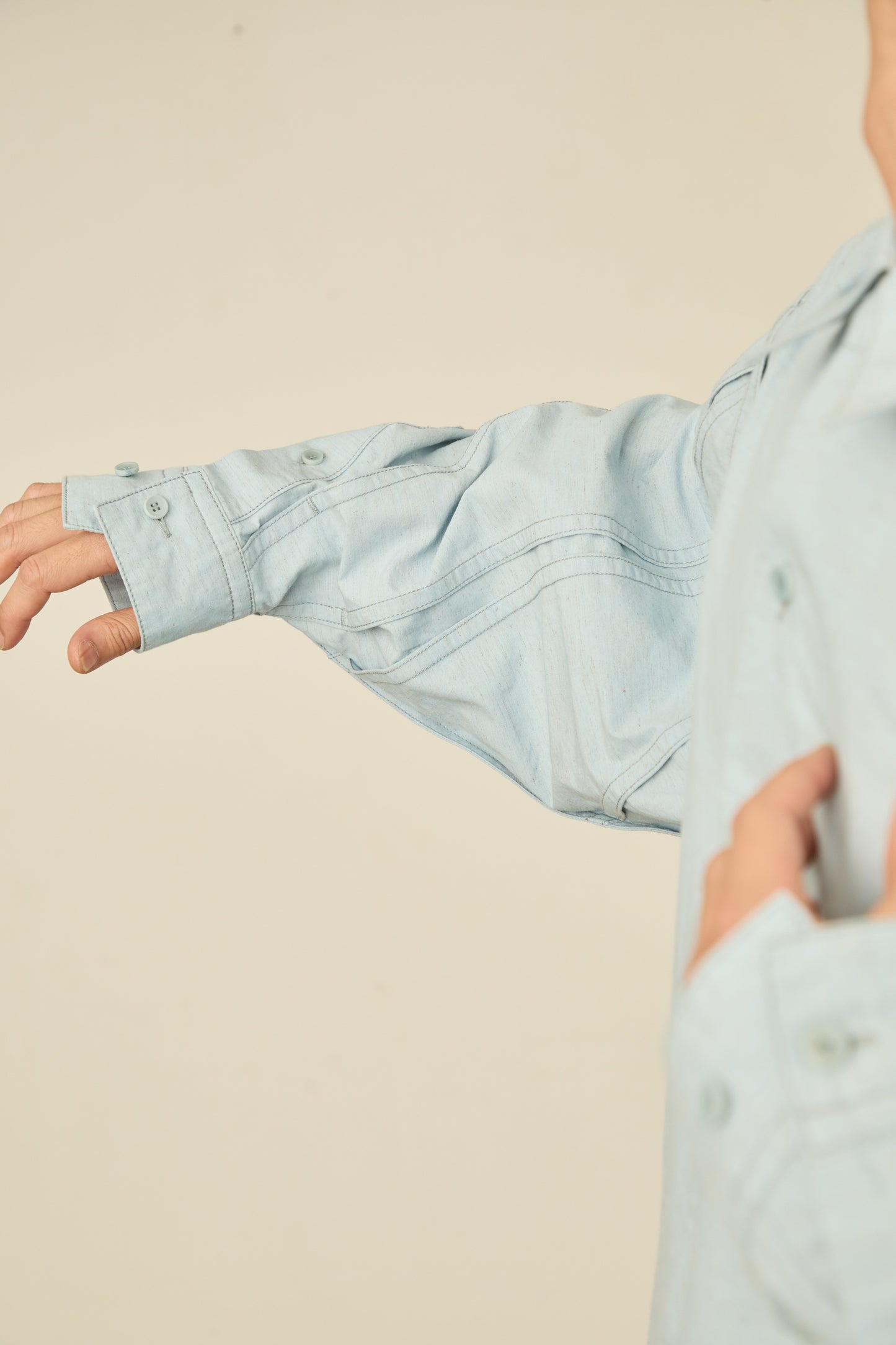 i'm here : " TWIST " SLEEVE SHIRT : / L.BLUE