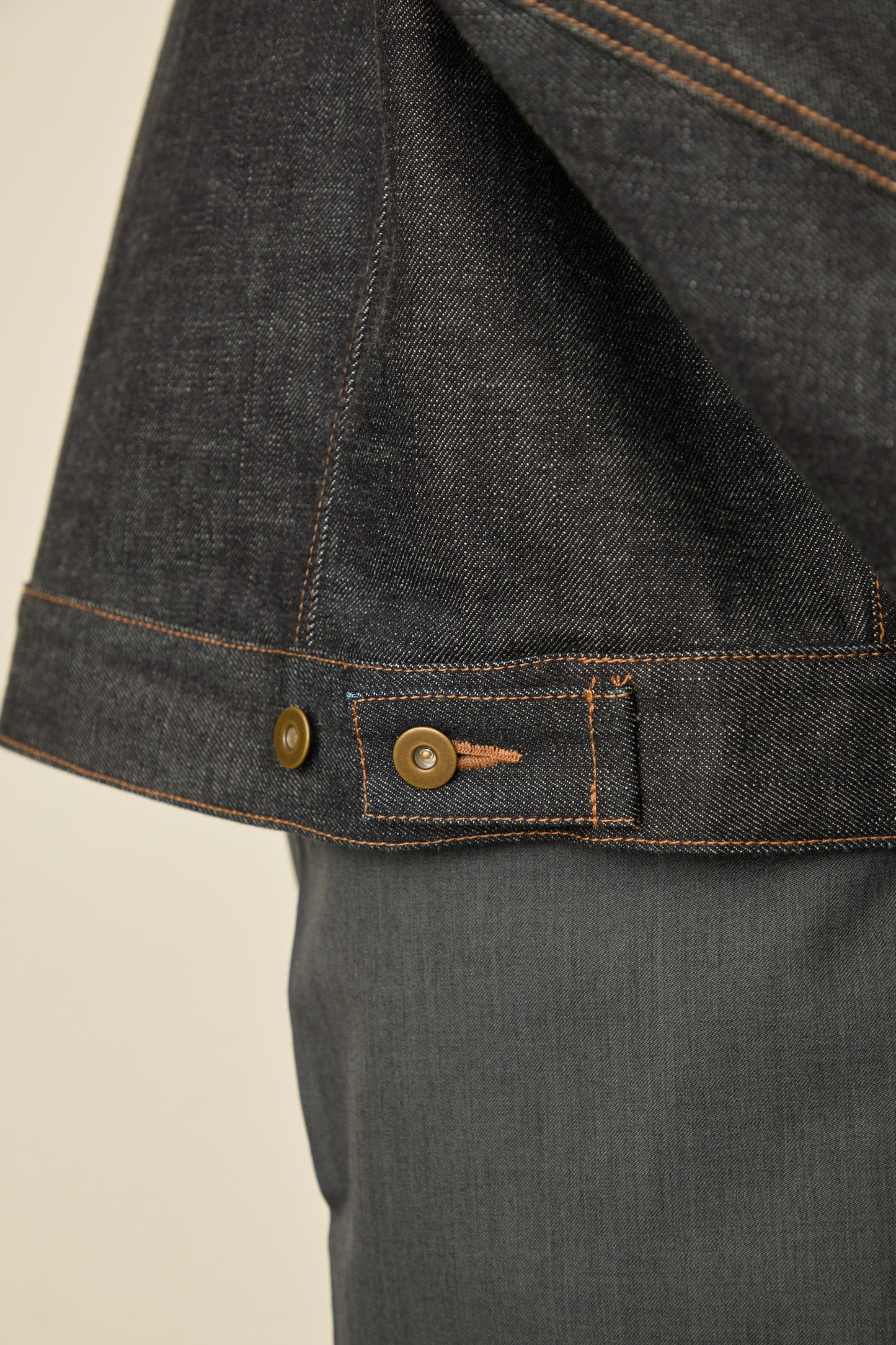 i'm here : " TWIST " SLEEVE DENIM JACKET : / BLACK