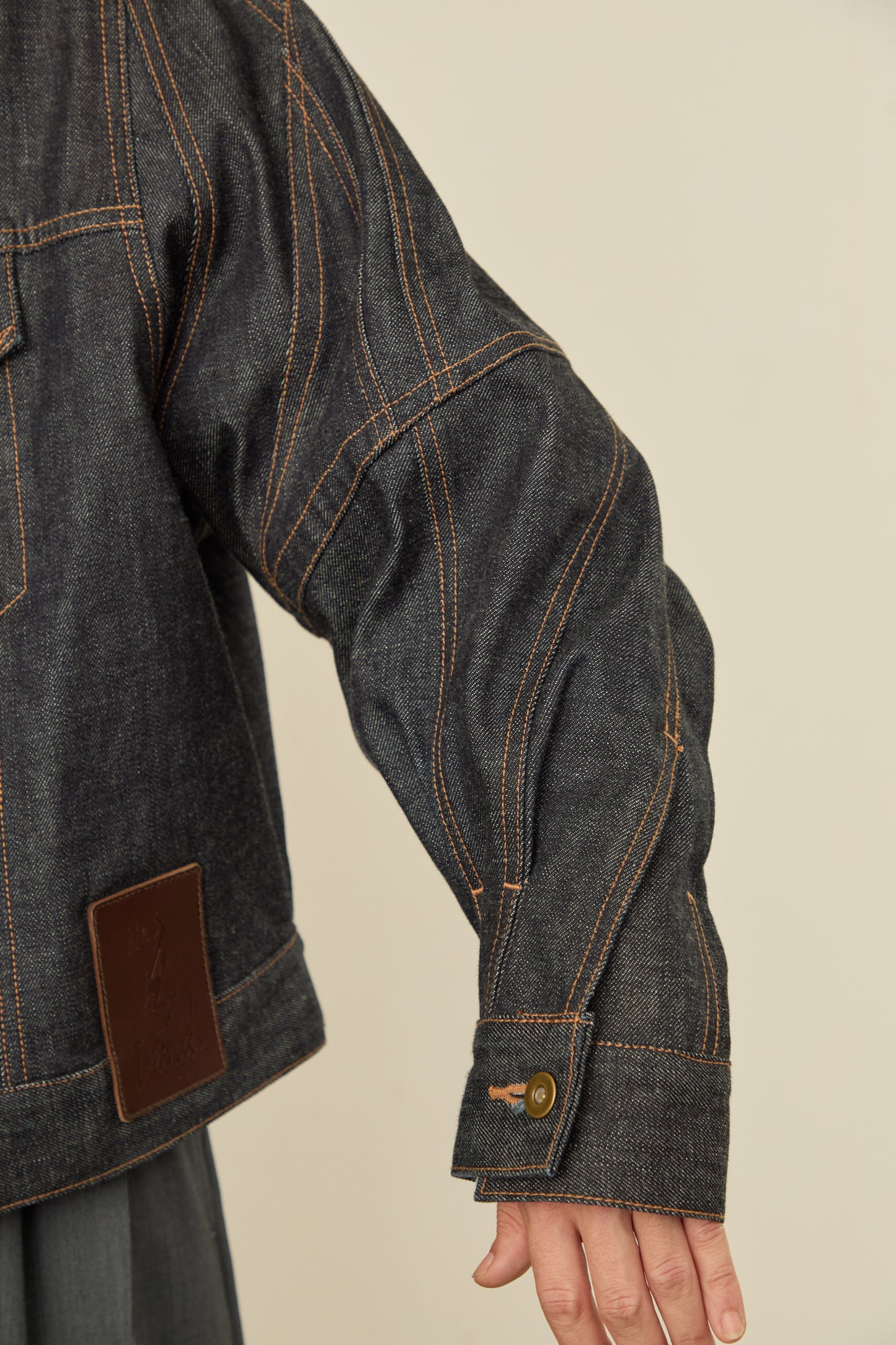 i'm here : " TWIST " SLEEVE DENIM JACKET : / BLACK