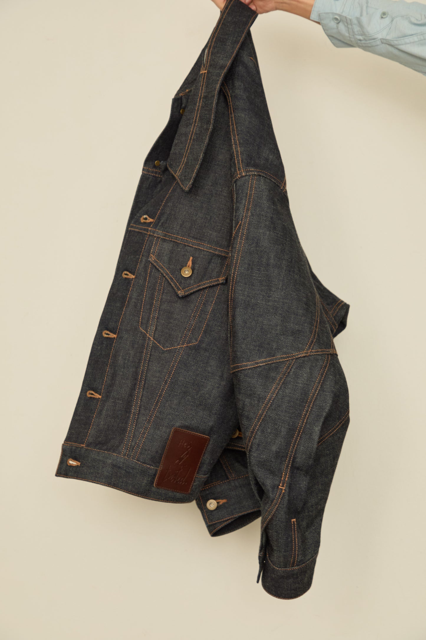 i'm here : " TWIST " SLEEVE DENIM JACKET : / BLUE