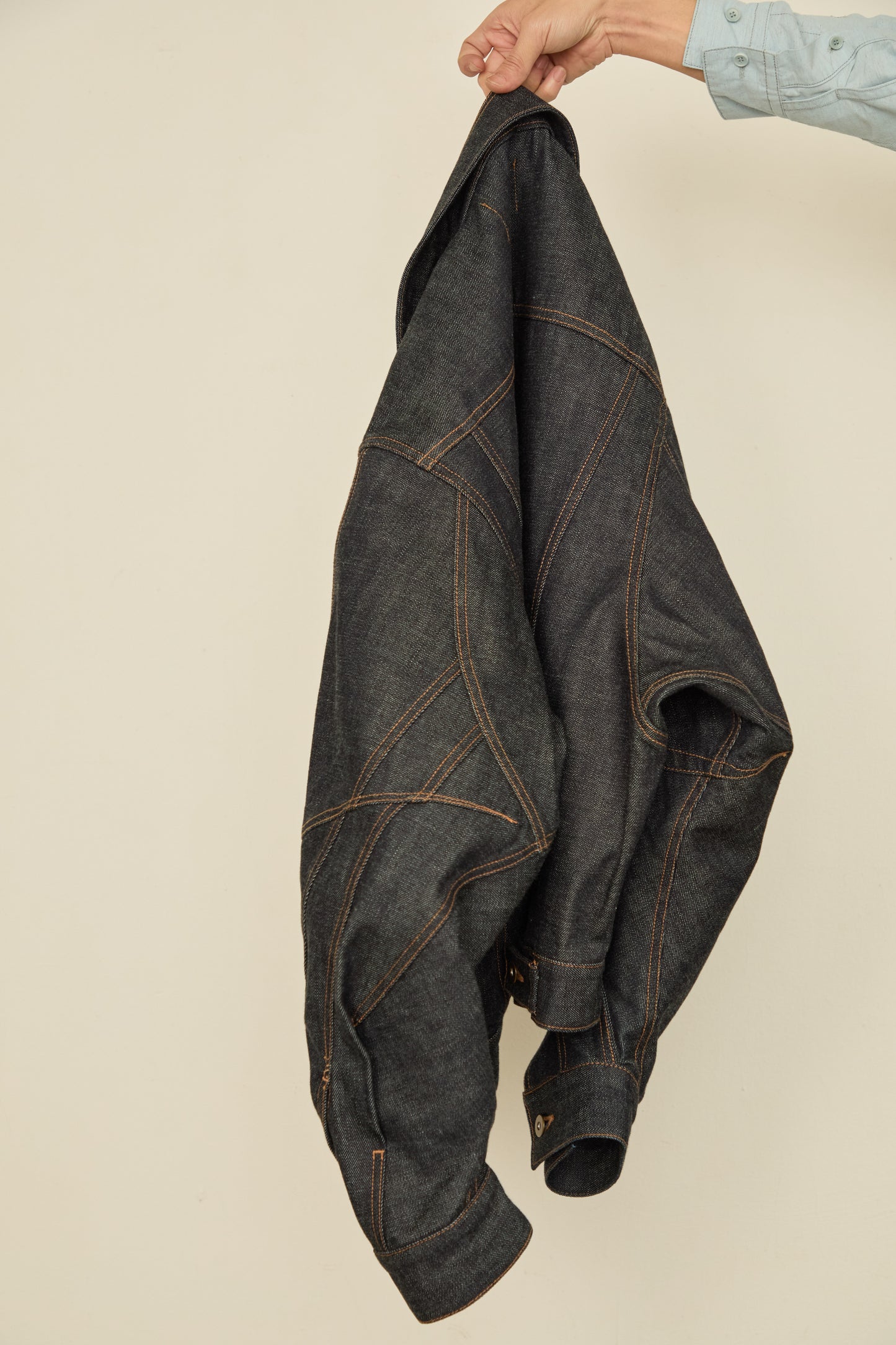 i'm here : " TWIST " SLEEVE DENIM JACKET : / BLUE