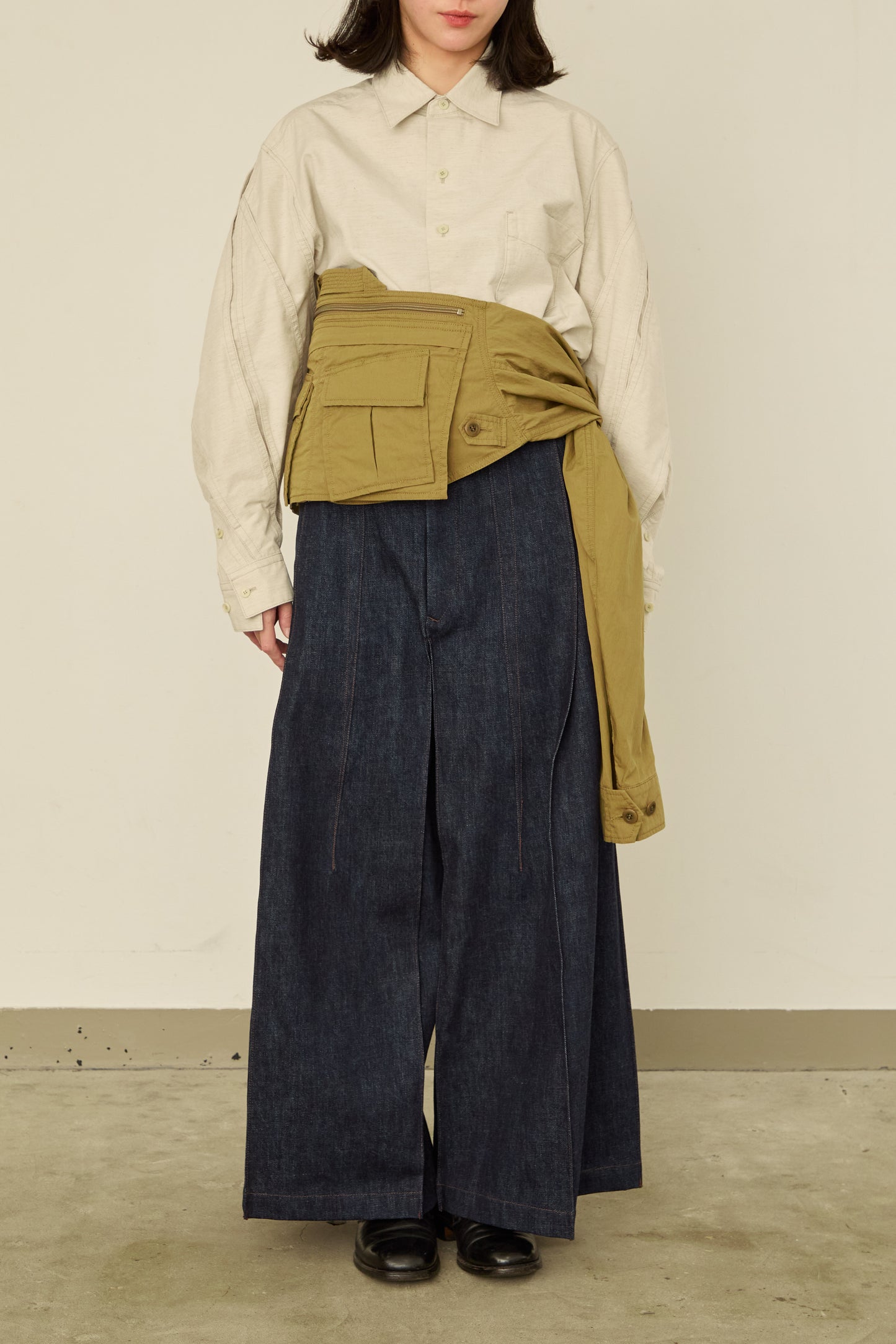 i'm here : " SLEEVE "  BAG : / BEIGE
