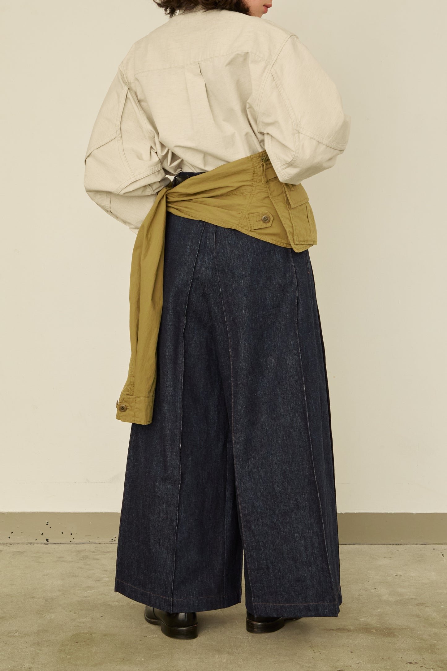 i'm here : " SLEEVE "  BAG : / BEIGE