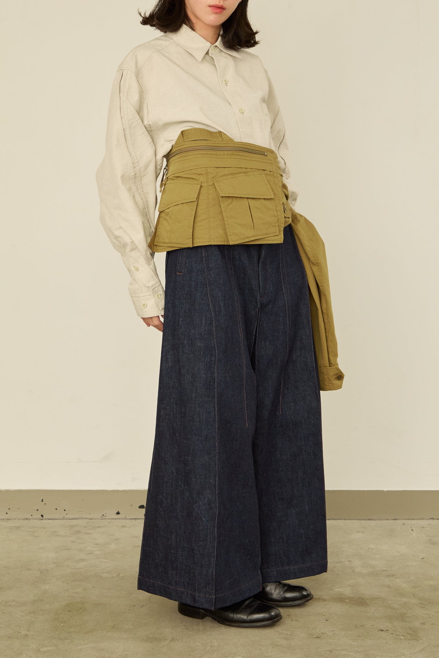 i'm here : " SLEEVE "  BAG : / BEIGE
