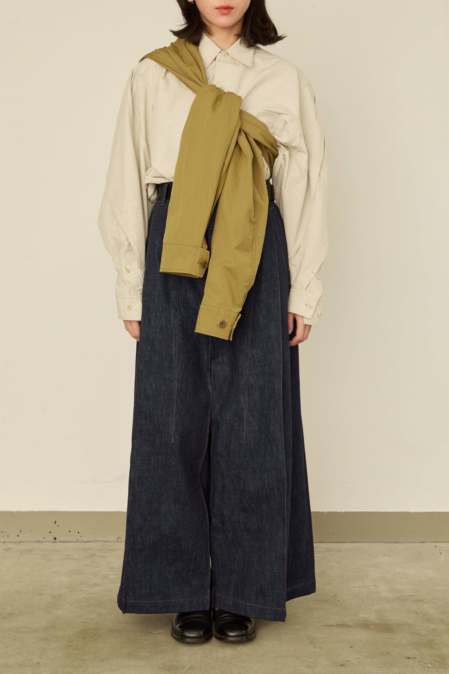 i'm here : " SLEEVE "  BAG : / BEIGE
