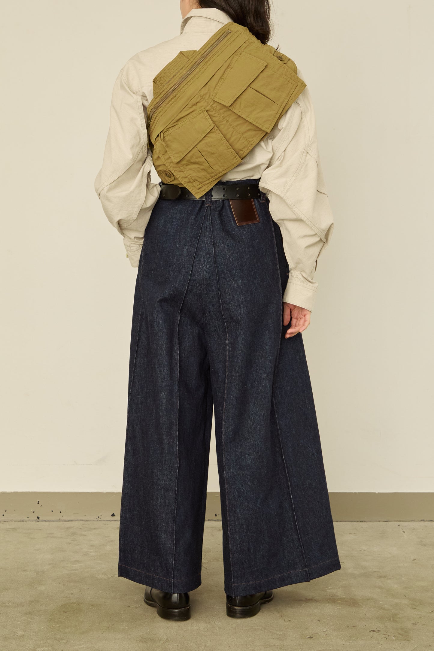 i'm here : " SLEEVE "  BAG : / BEIGE
