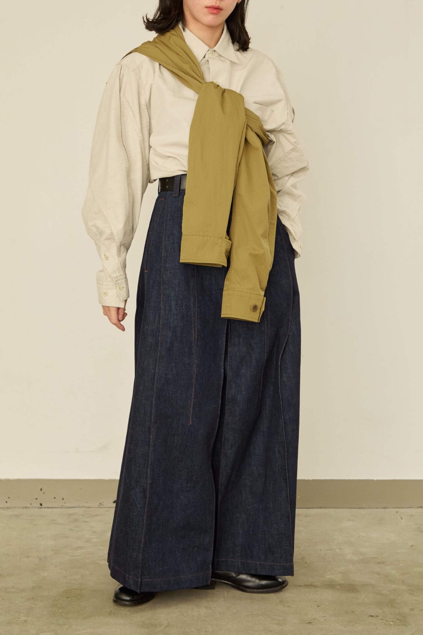 i'm here : " SLEEVE "  BAG : / BEIGE