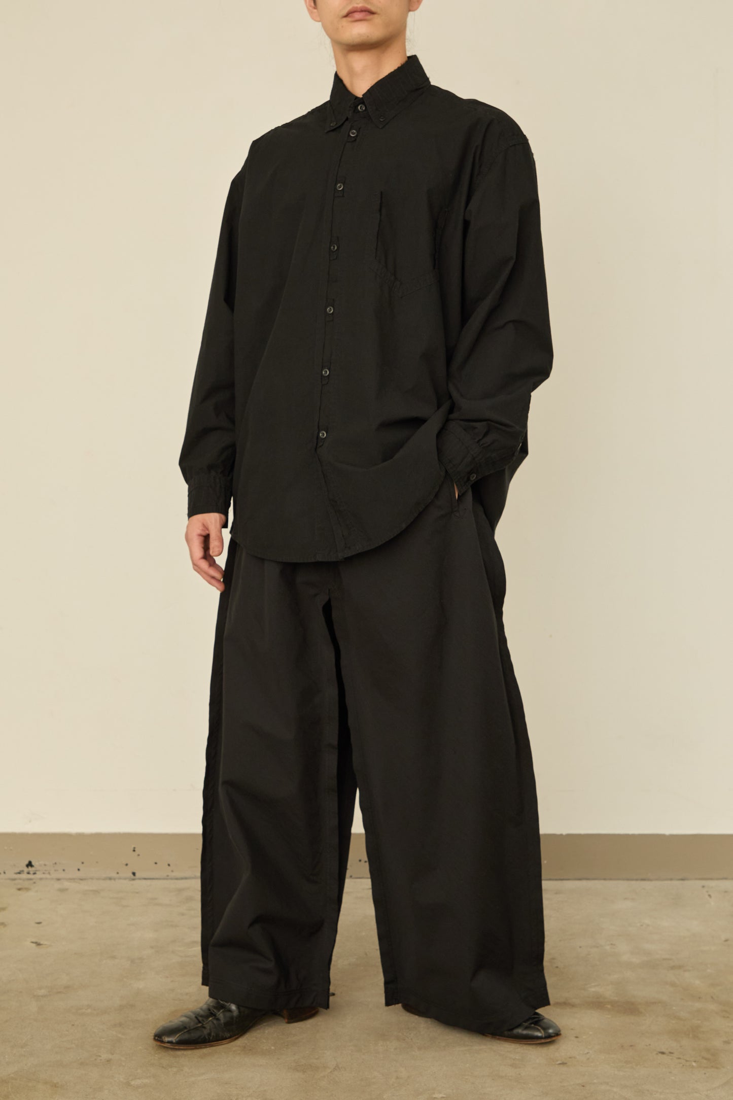 i'm here : " CUT OFF " SHIRT : / BLACK