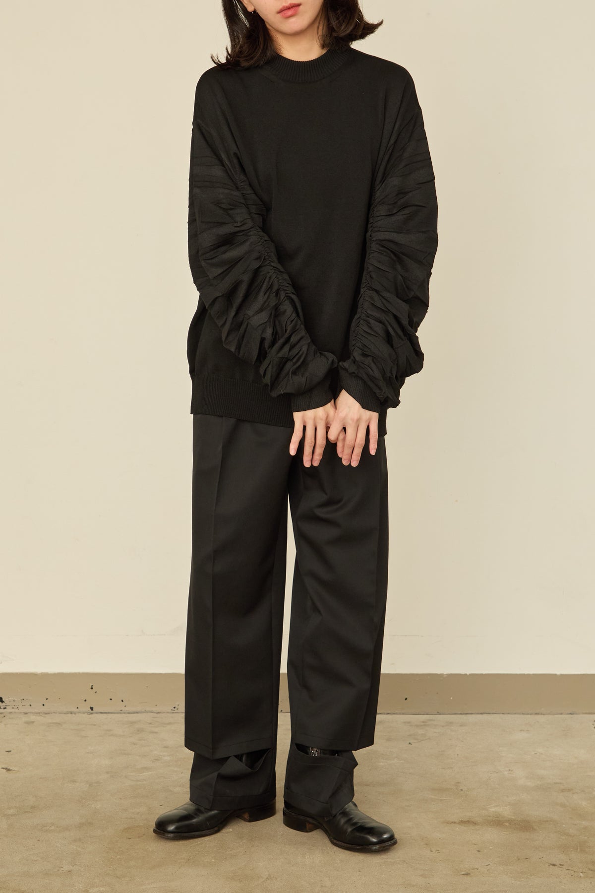 i'm here :" SHIRRING " SLEEVE KNIT : / BLACK