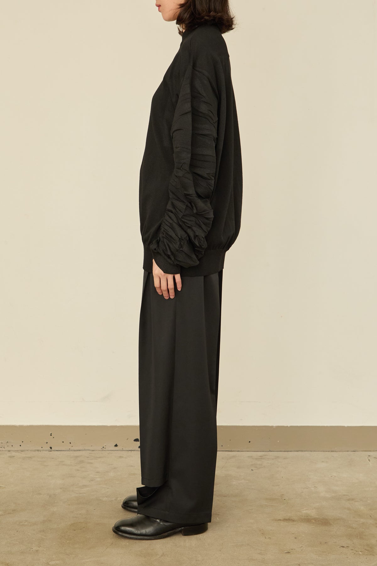 i'm here :" SHIRRING " SLEEVE KNIT : / BLACK