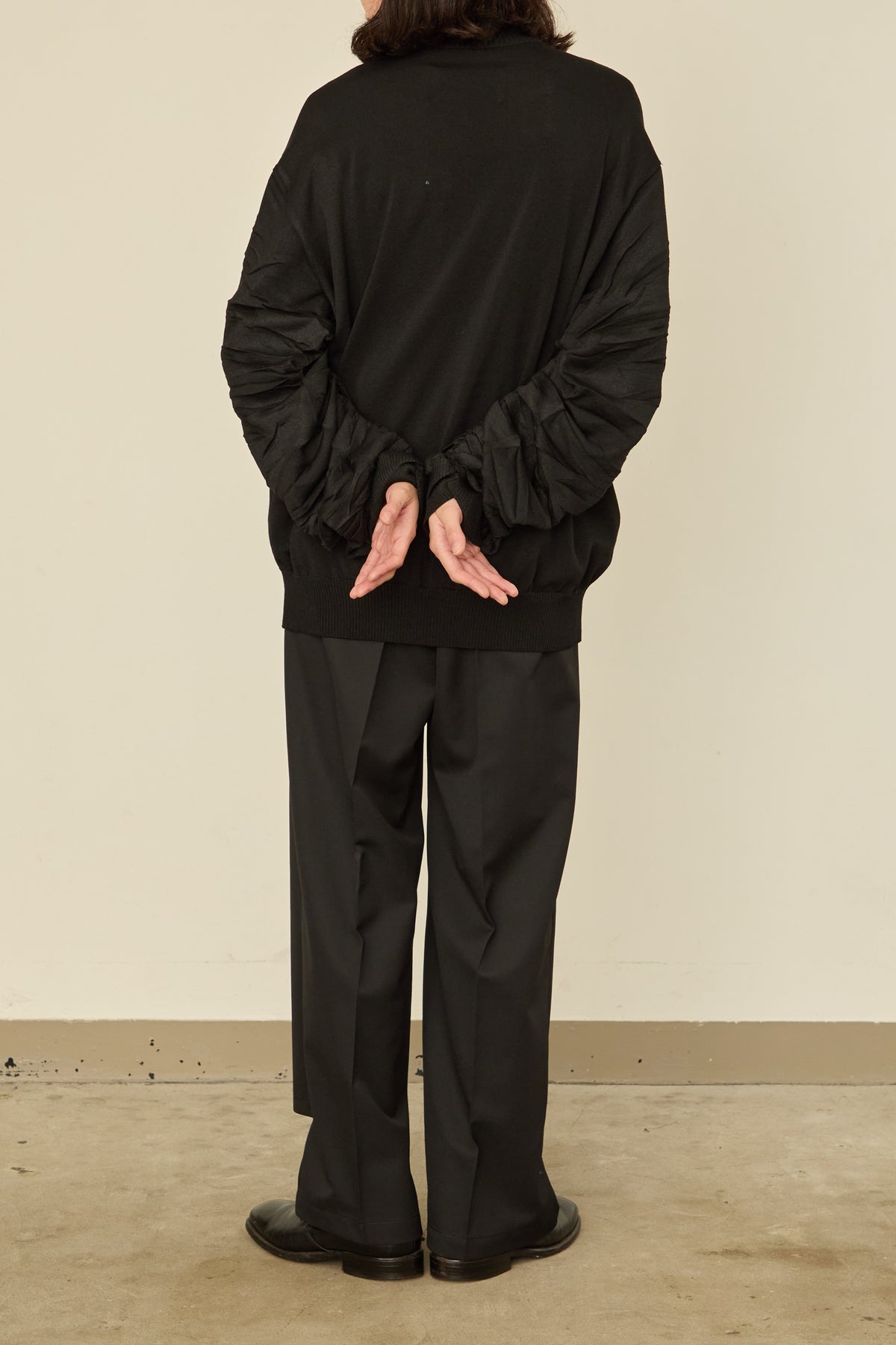 i'm here :" SHIRRING " SLEEVE KNIT : / BLACK
