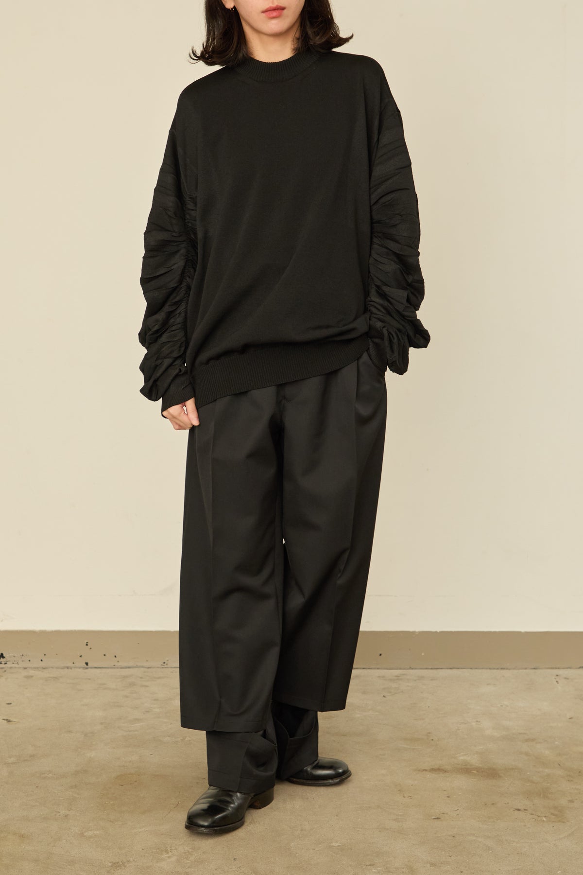 i'm here :" SHIRRING " SLEEVE KNIT : / BLACK