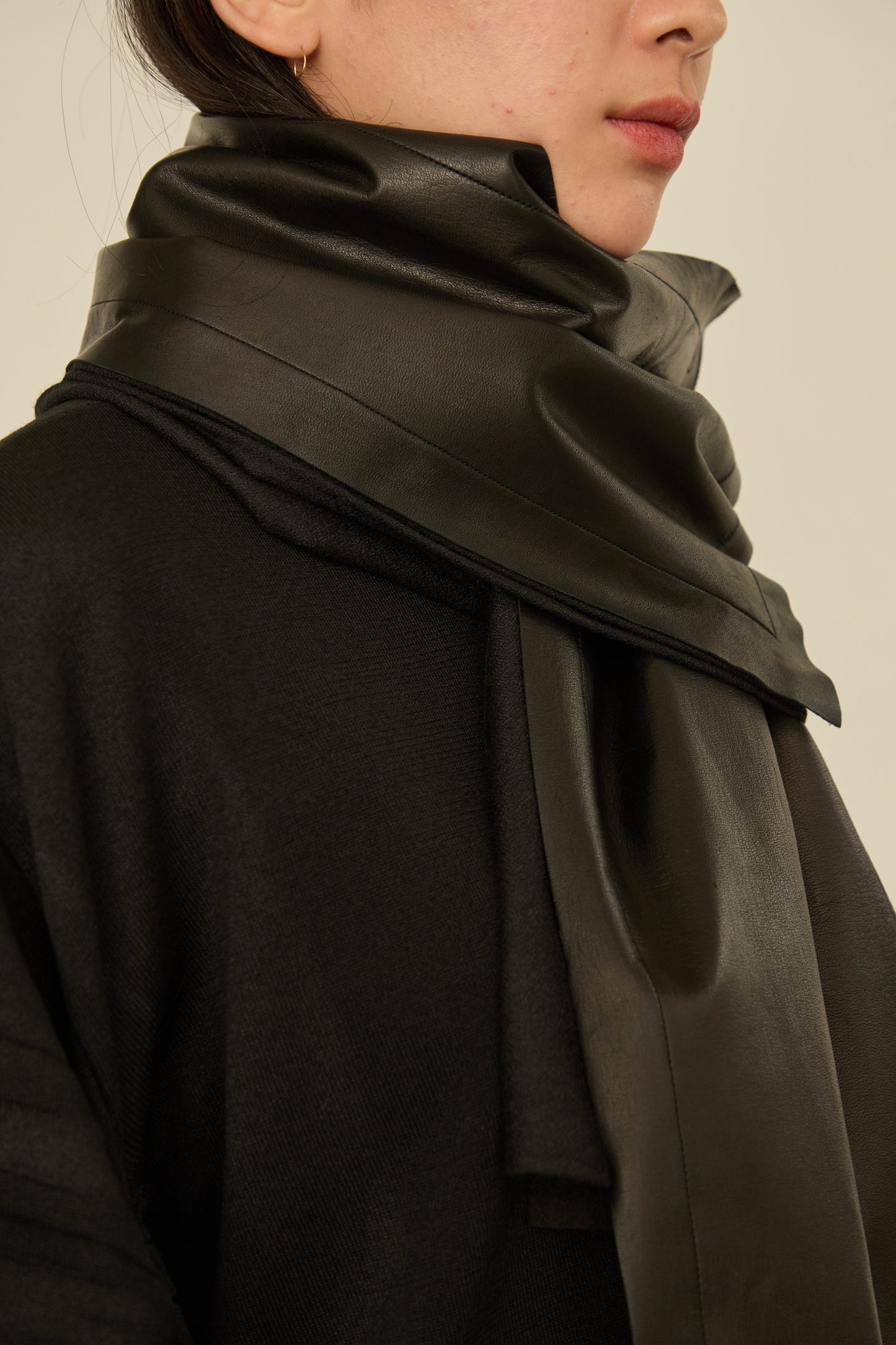 i'm here : " LEATHER " SCARF : / BROWN