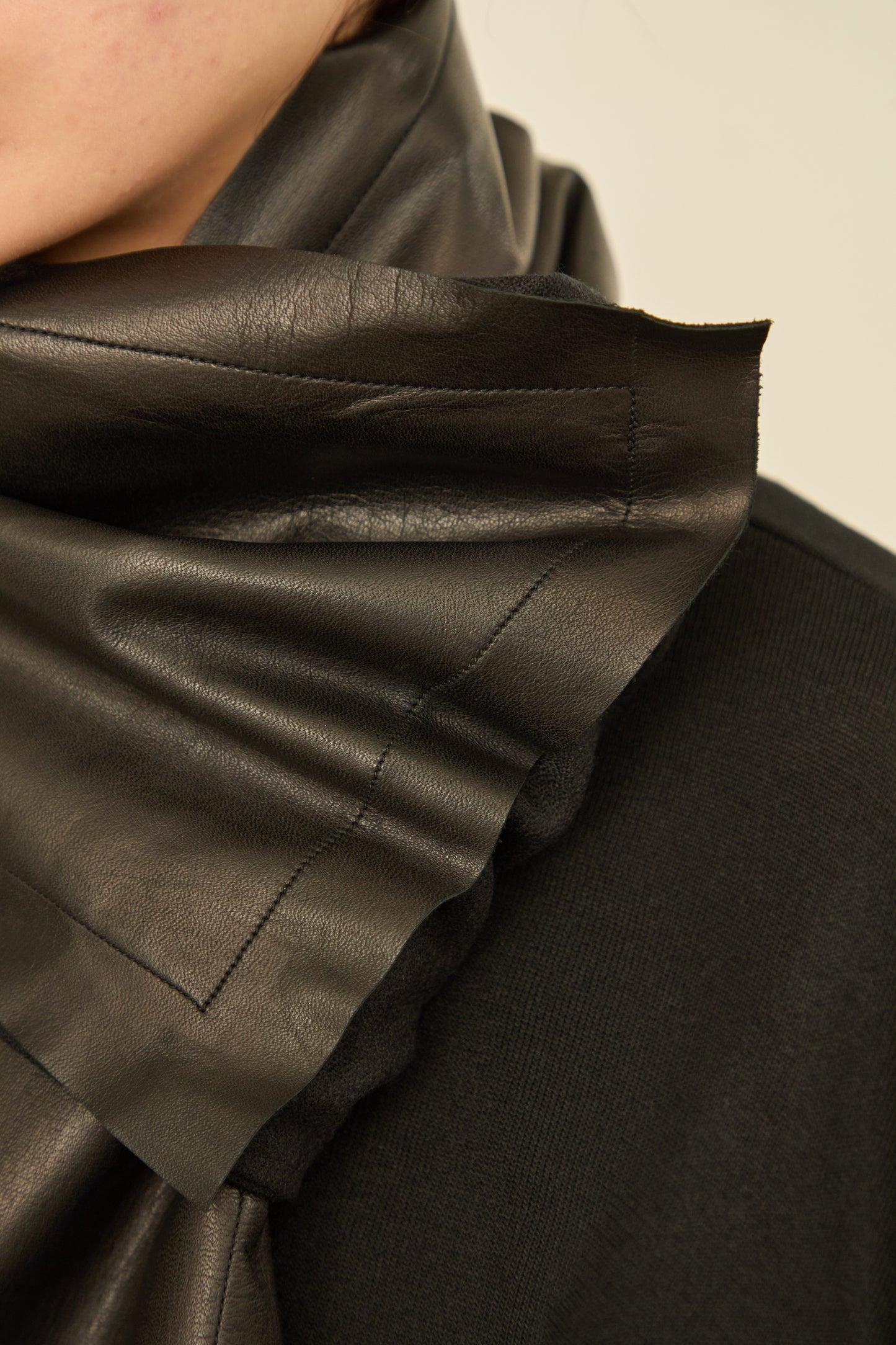 i'm here : " LEATHER " SCARF : / BROWN