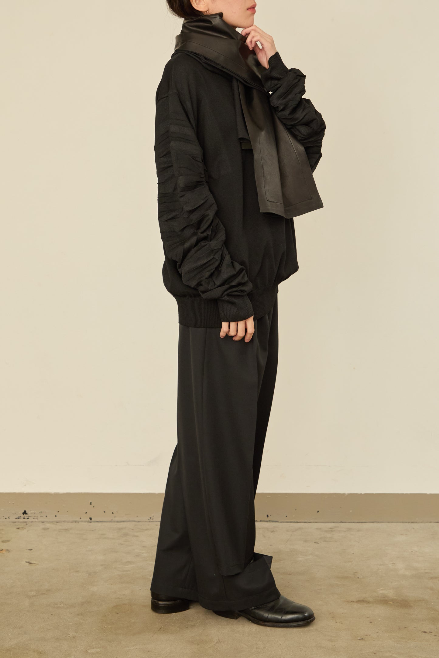 i'm here : " LEATHER " SCARF : / BLACK
