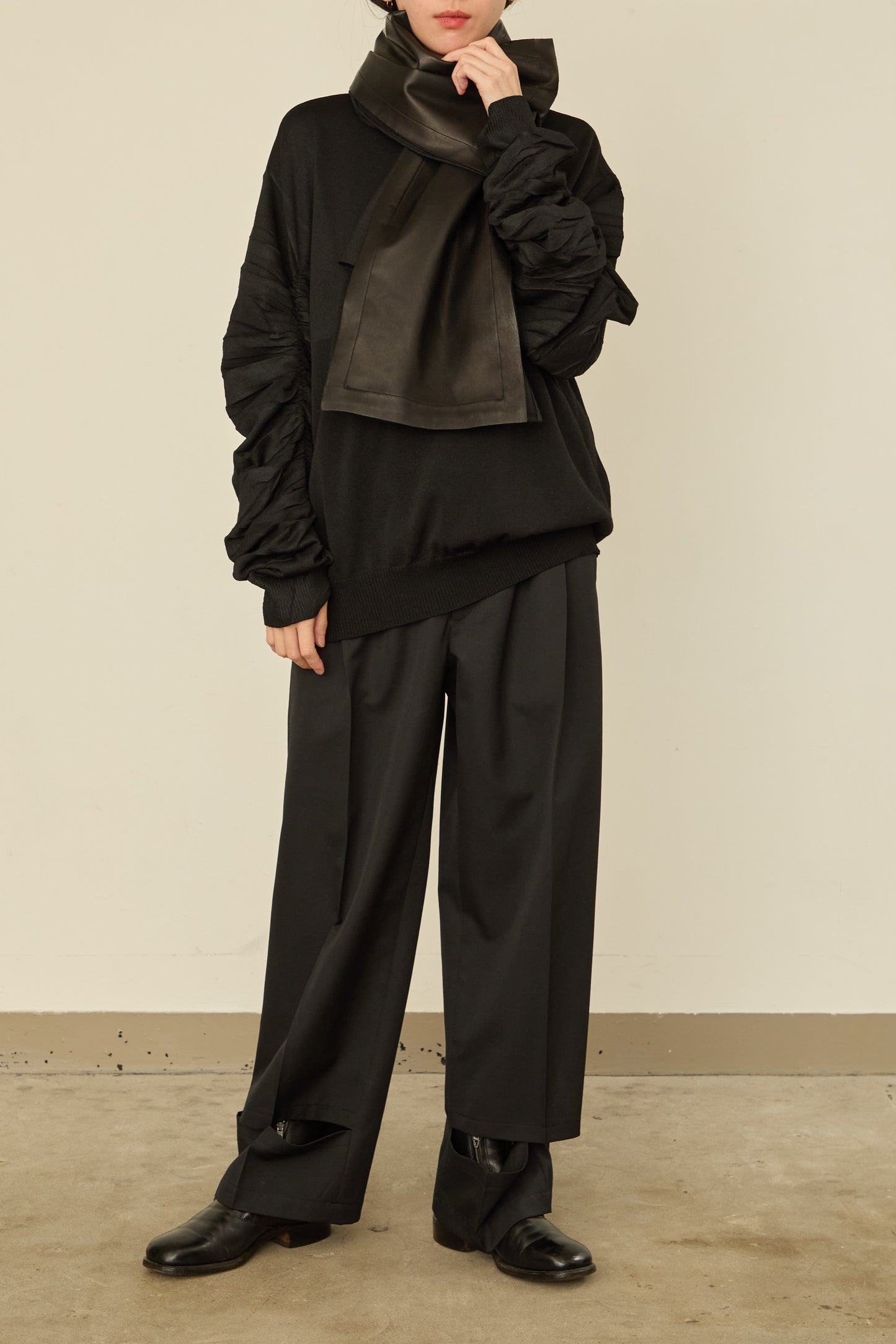 i'm here : " LEATHER " SCARF : / BLACK