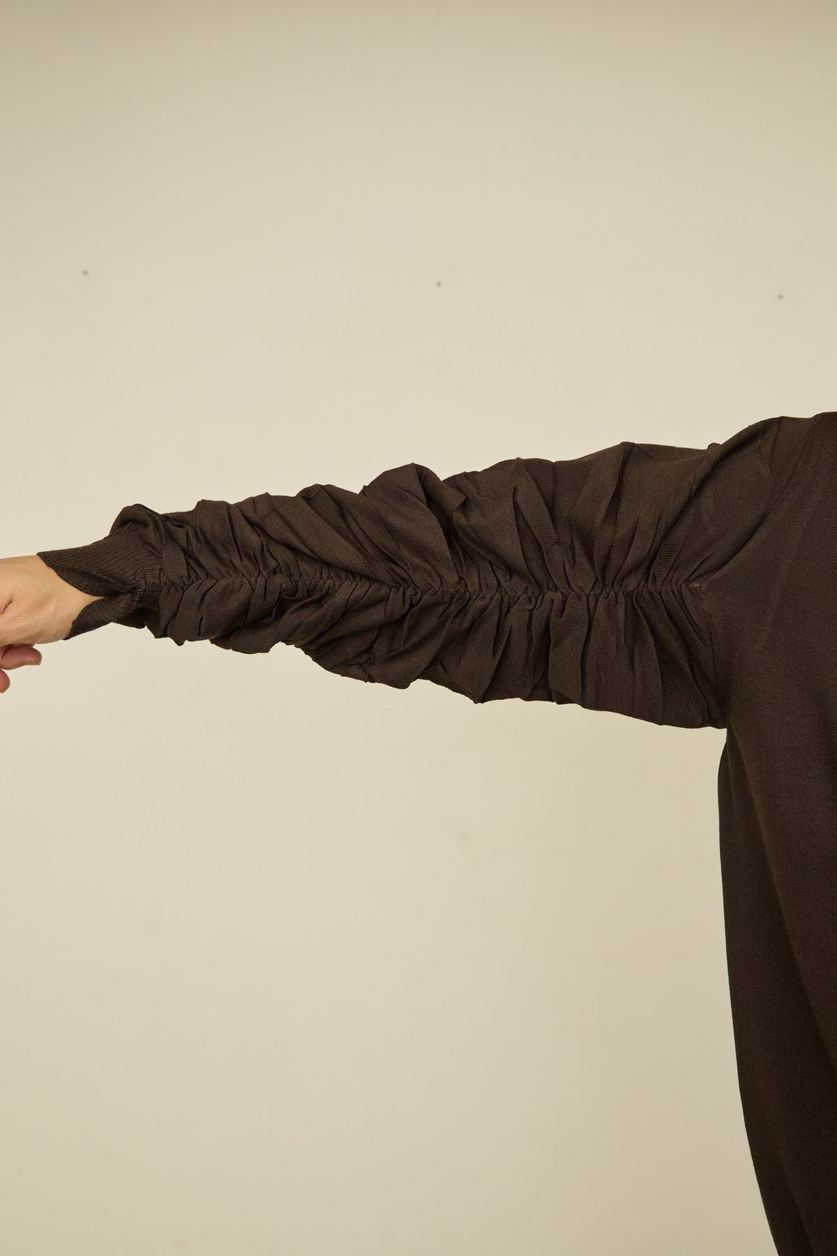 i'm here : " SHIRRING " SLEEVE KNIT : / BROWN