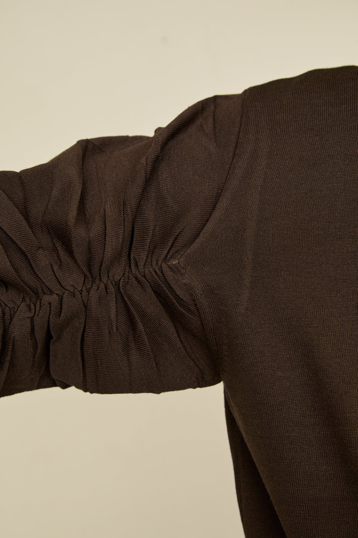 i'm here : " SHIRRING " SLEEVE KNIT : / BROWN