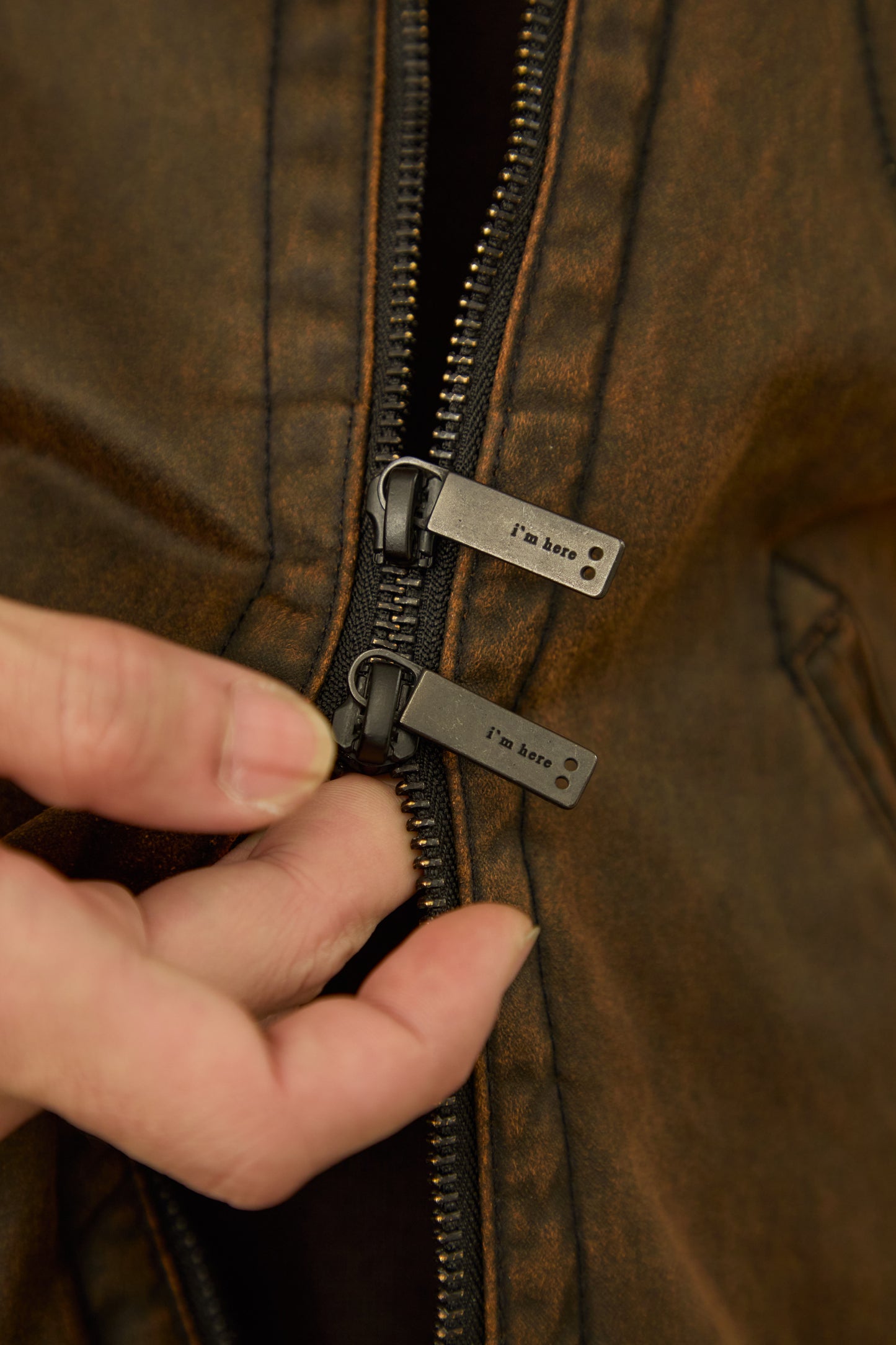 i'm here : " DOCKING " JACKET : / BROWN