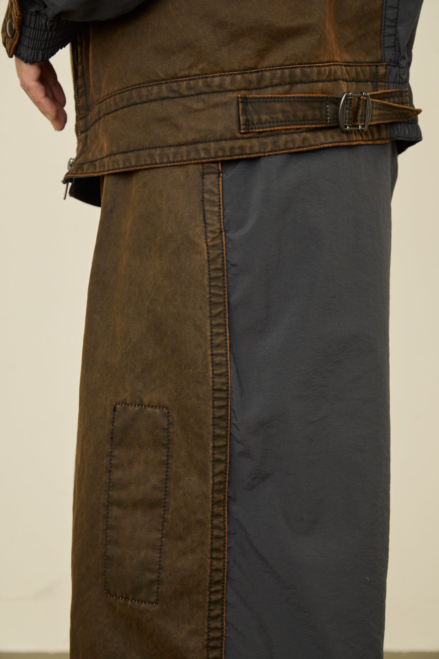 i'm here : " DOCKING " JACKET : / BROWN