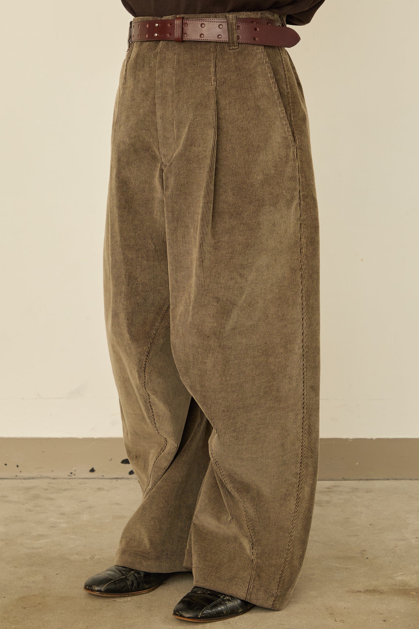 i'm here : " TWIST " CORDUROY PANTS : / BEIGE