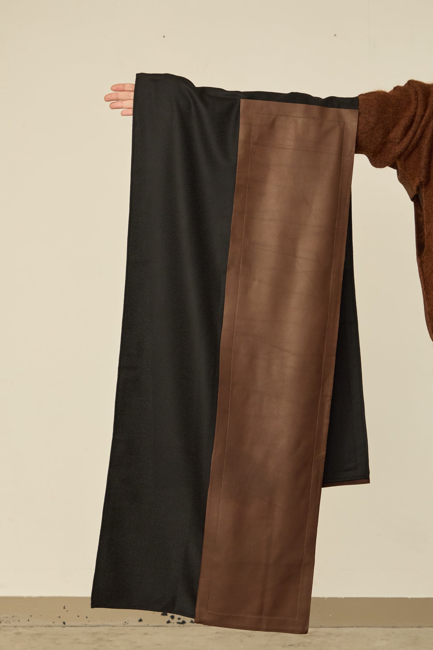i'm here : " LEATHER " SCARF : / BROWN