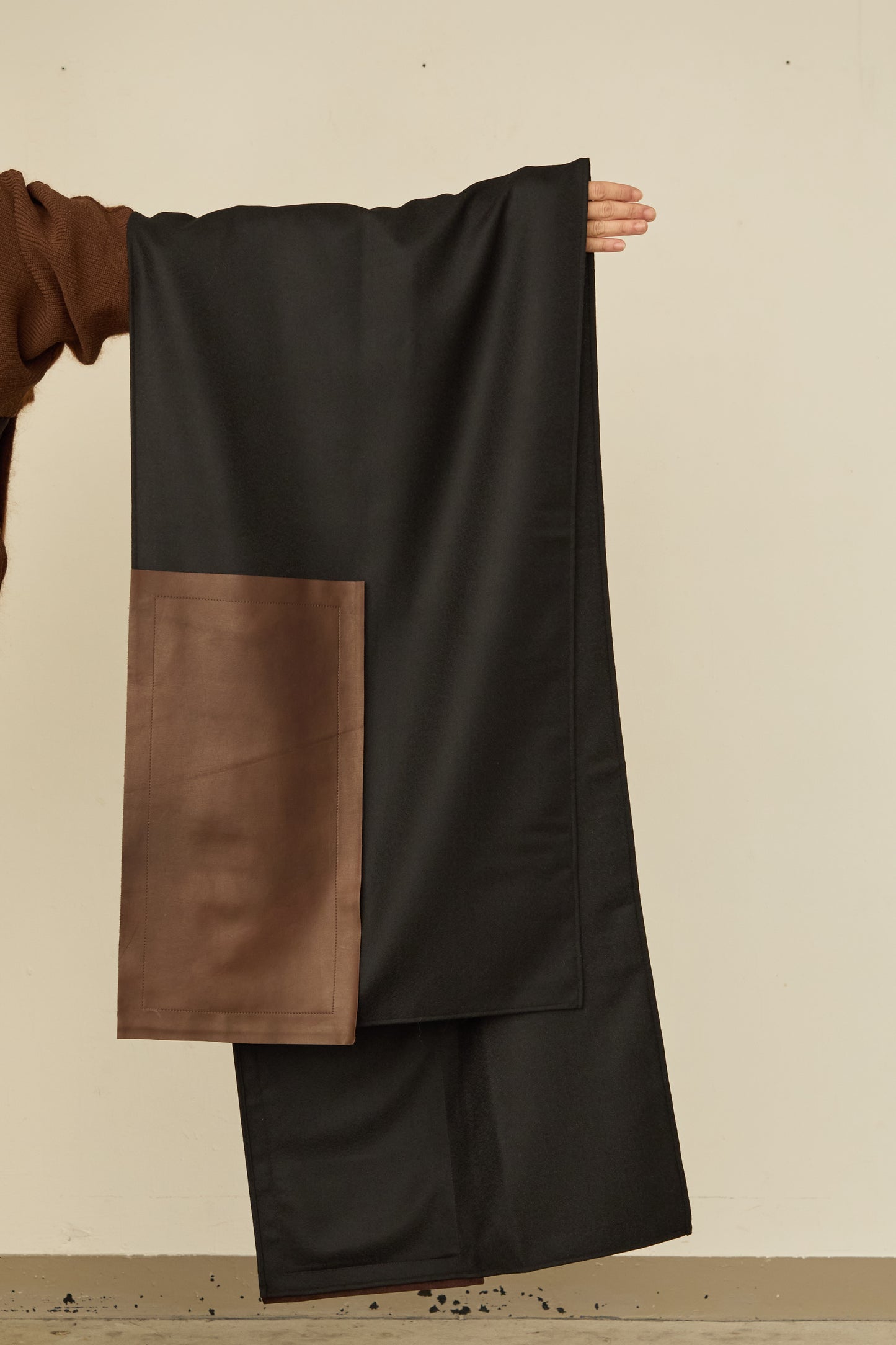 i'm here : " LEATHER " SCARF : / BROWN