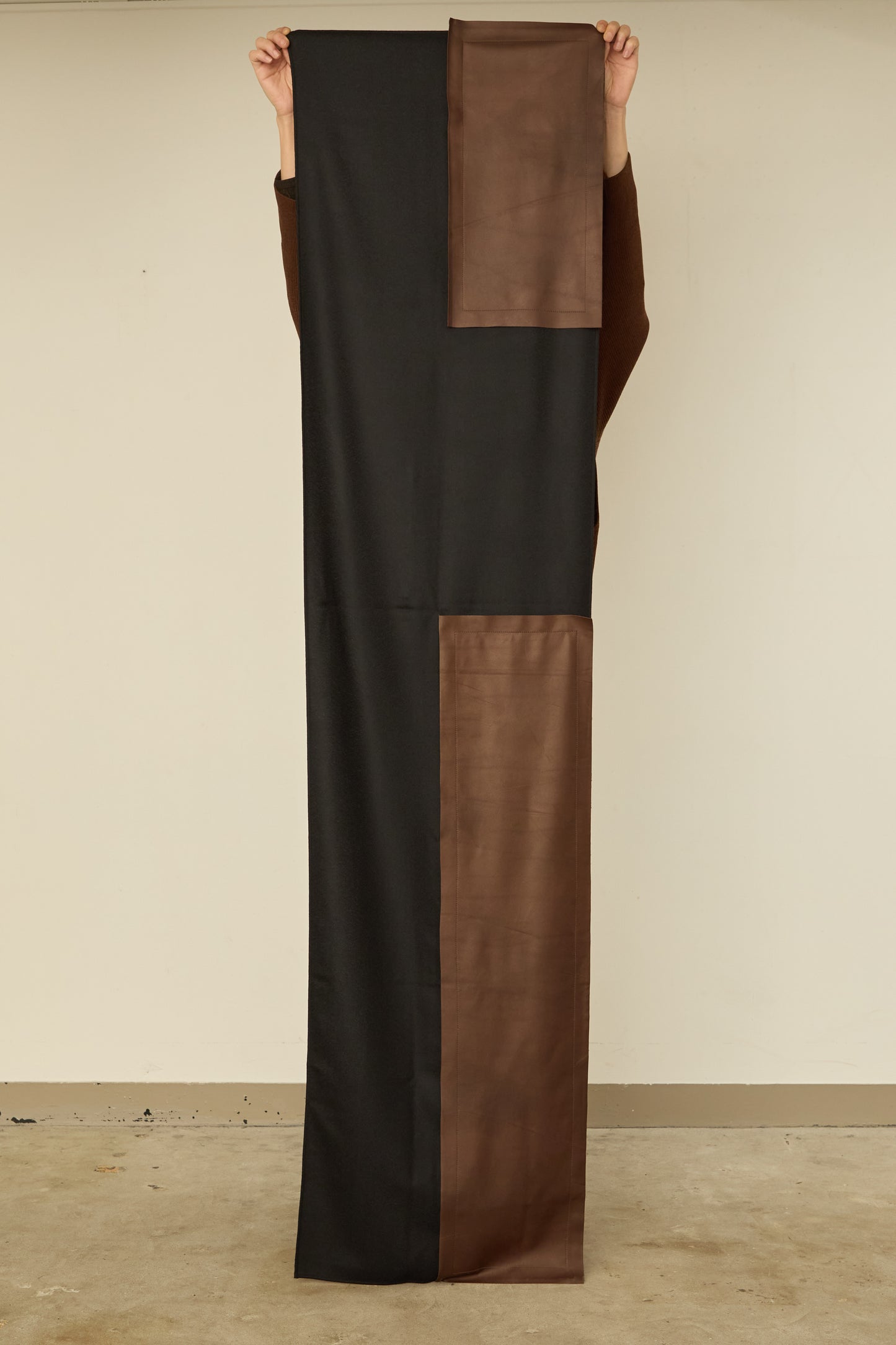 i'm here : " LEATHER " SCARF : / BROWN