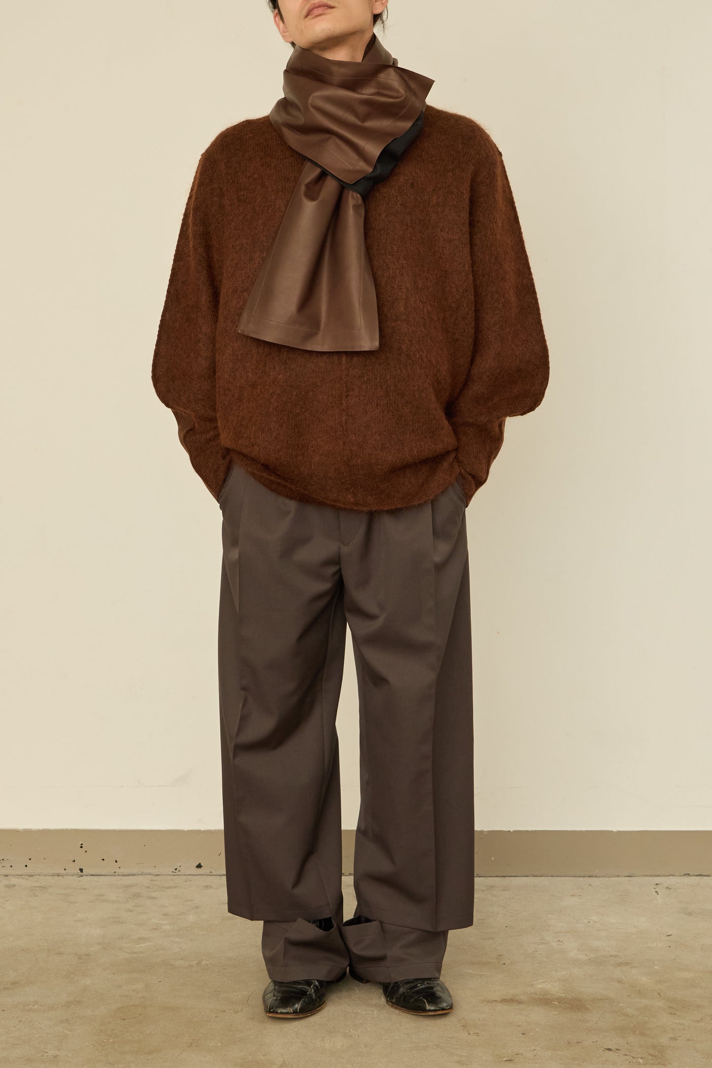i'm here : " LEATHER " SCARF : / BROWN