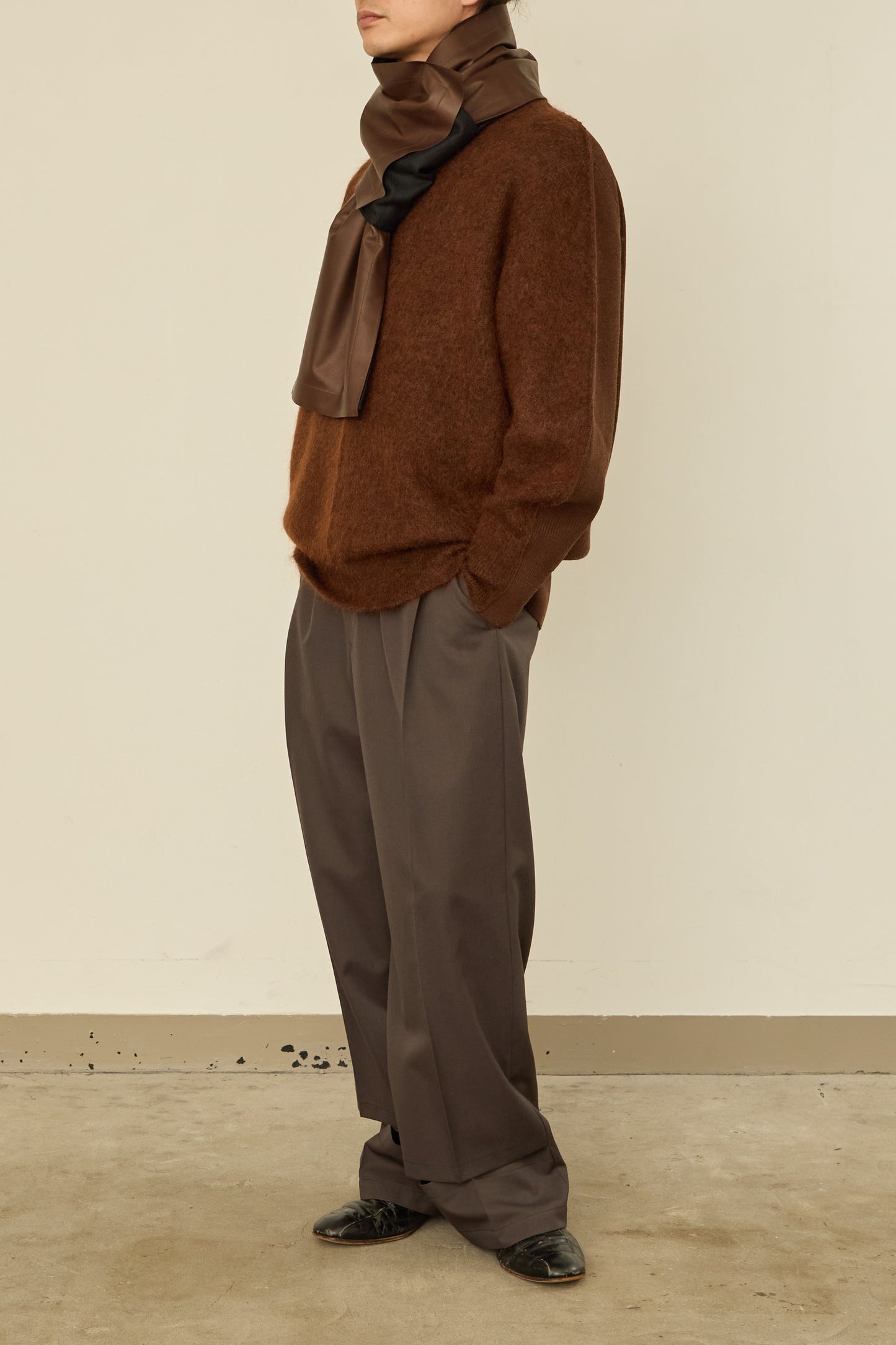 i'm here : " LEATHER " SCARF : / BROWN