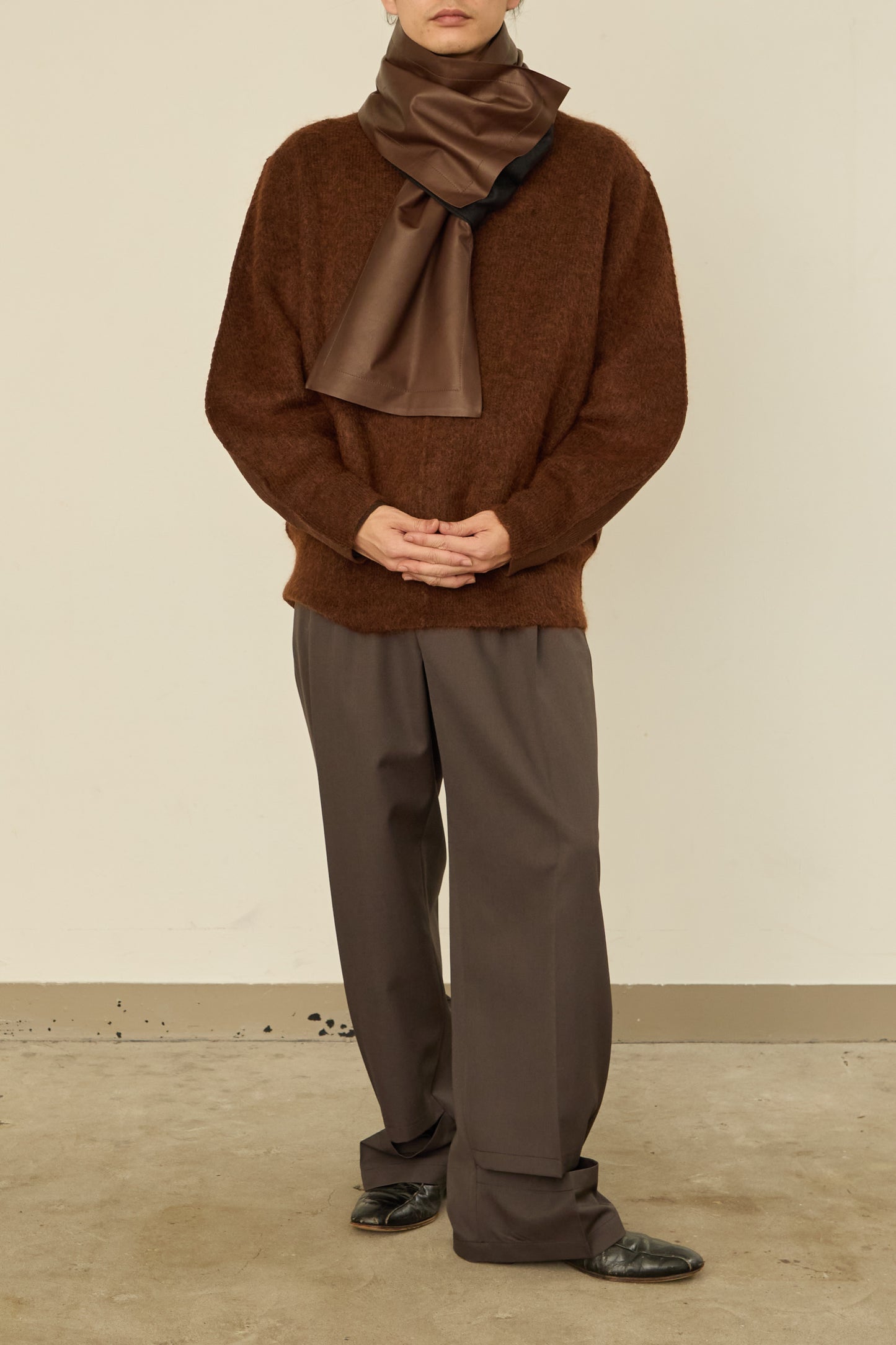 i'm here : " LEATHER " SCARF : / BROWN