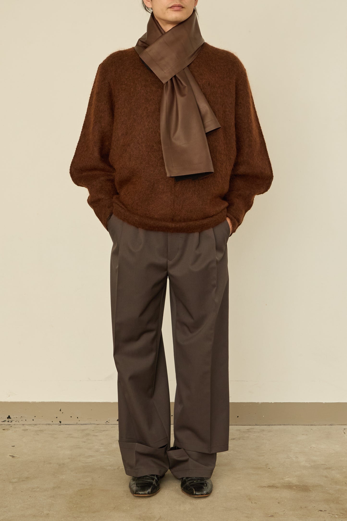 i'm here : " LEATHER " SCARF : / BROWN
