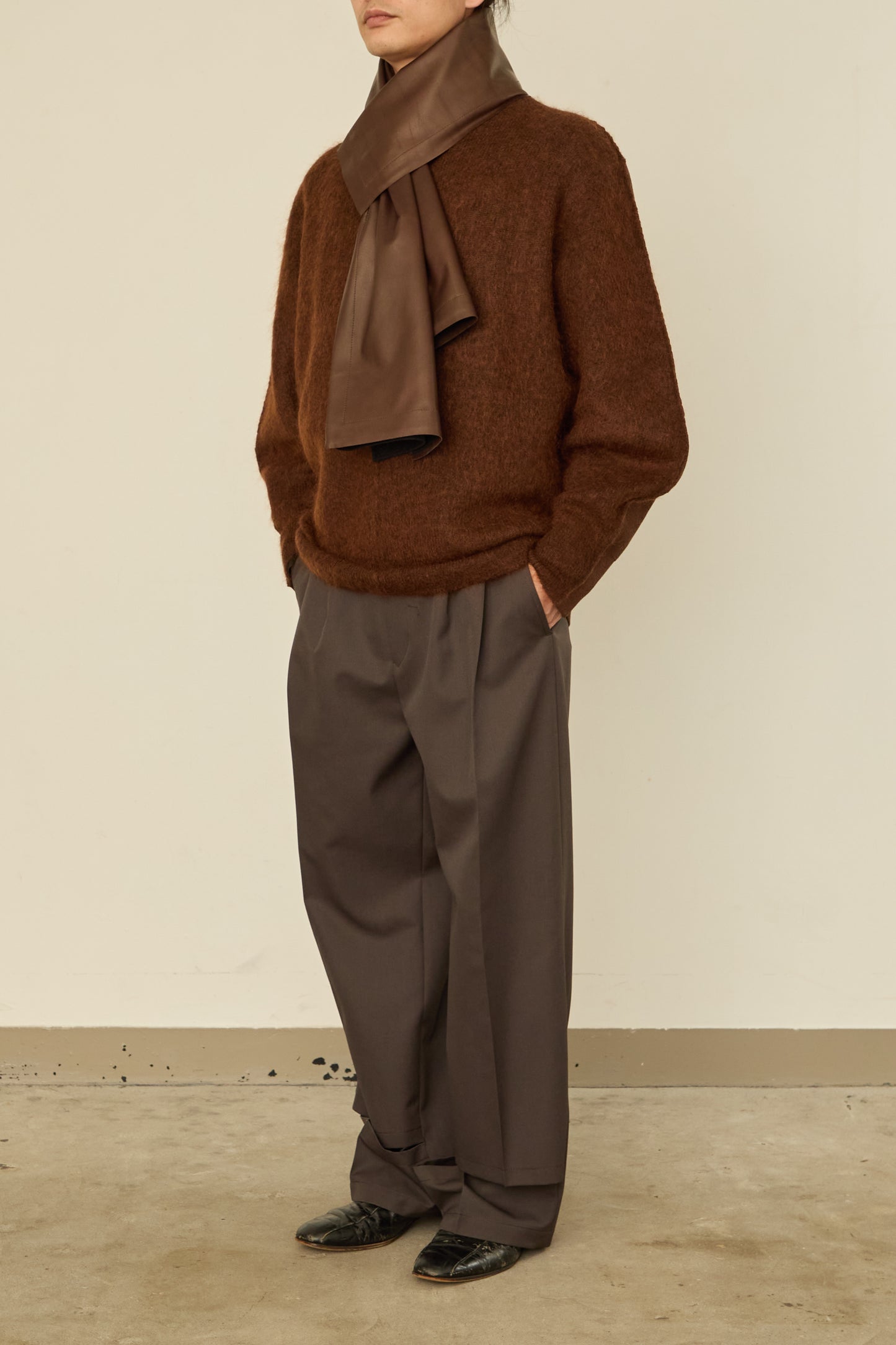 i'm here : " LEATHER " SCARF : / BROWN