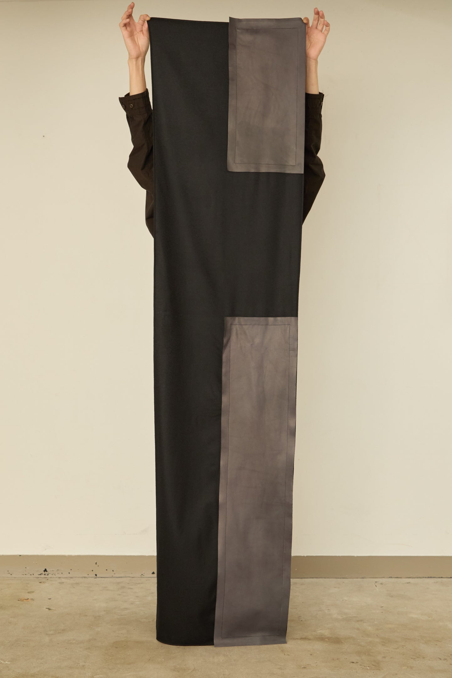 i'm here : " LEATHER " SCARF : / GRAY
