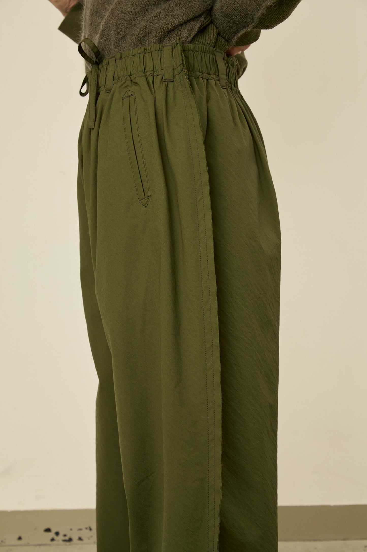 i'm here : " SLIT " PANTS :  / KHAKI
