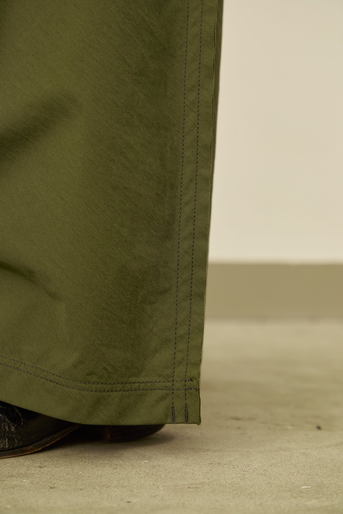 i'm here : " SLIT " PANTS :  / BEIGE