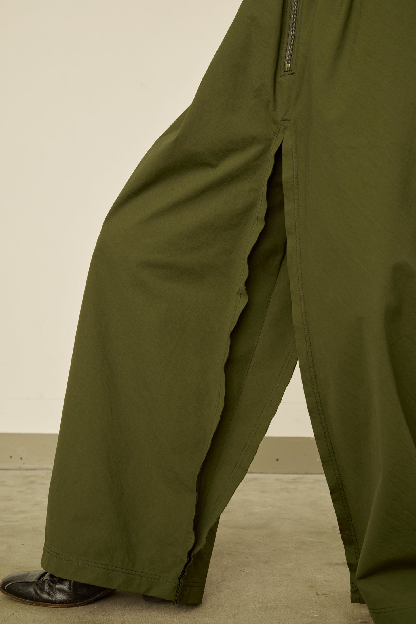 i'm here : " SLIT " PANTS :  / KHAKI
