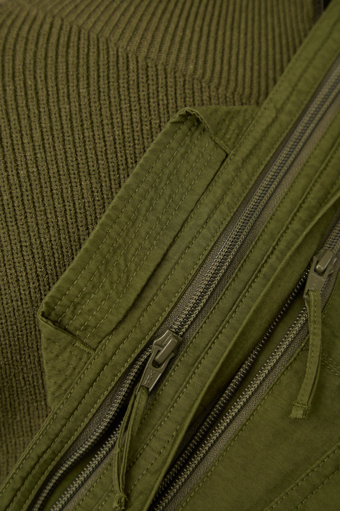 i'm here : " SLEEVE "  BAG : / BLACK