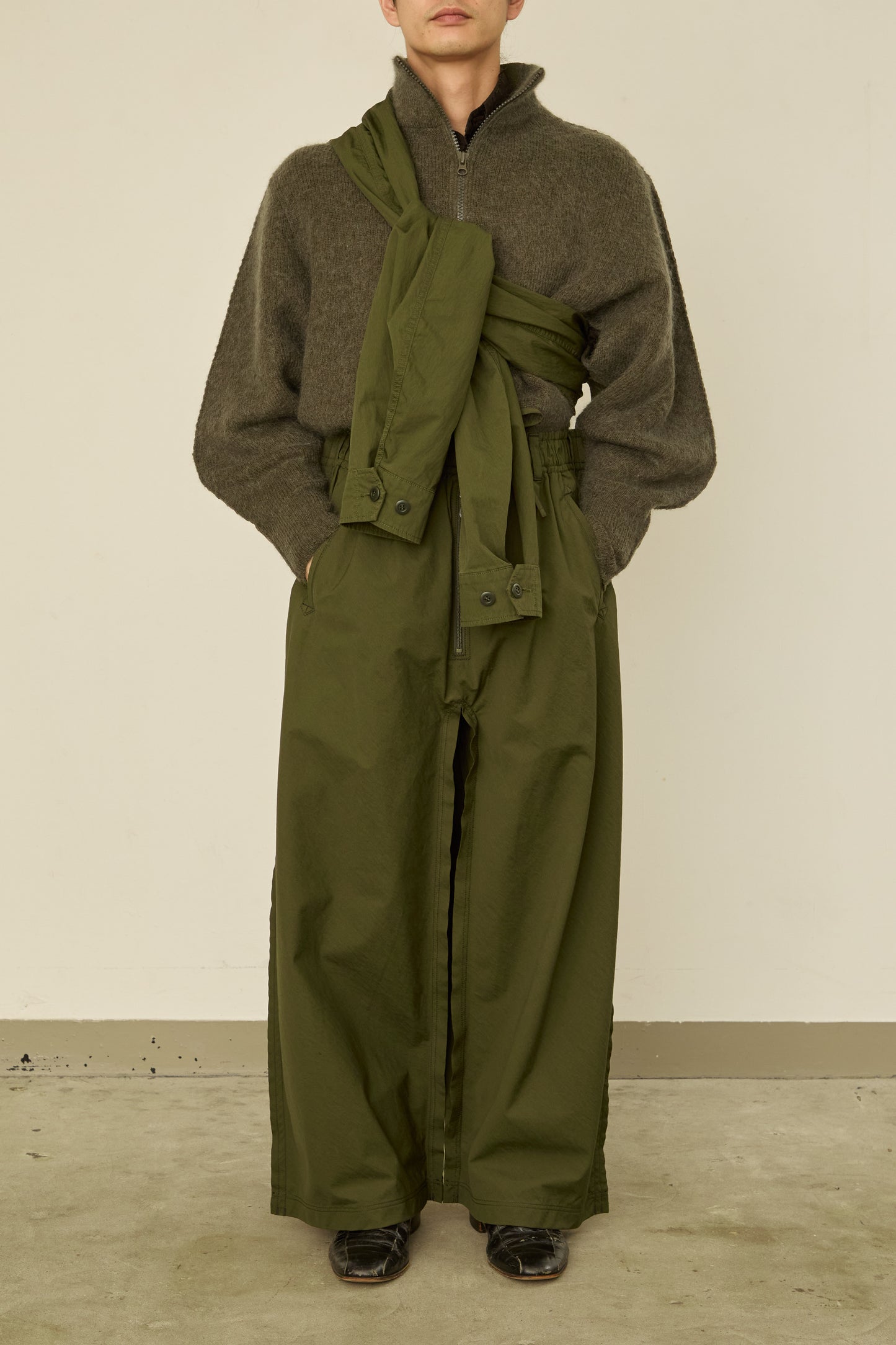 i'm here : " SLEEVE "  BAG : / KHAKI