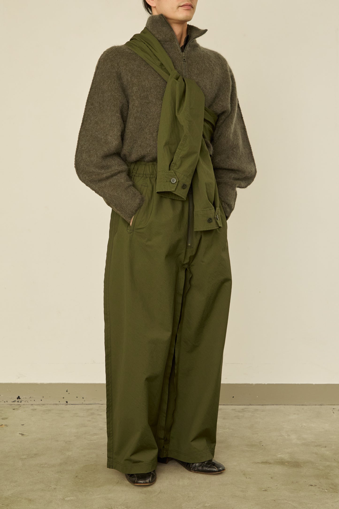 i'm here : " SLEEVE "  BAG : / KHAKI
