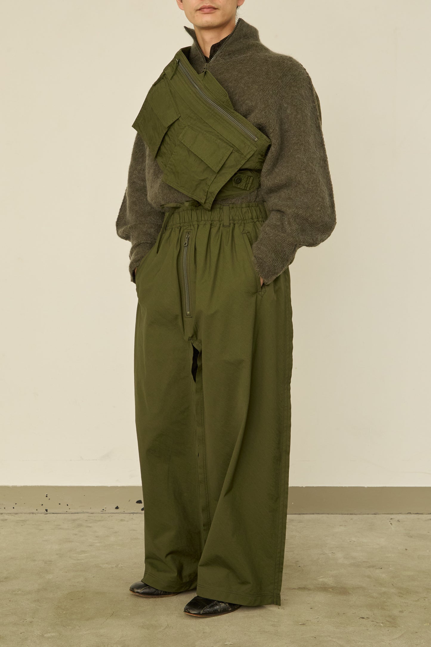 i'm here : " SLEEVE "  BAG : / KHAKI
