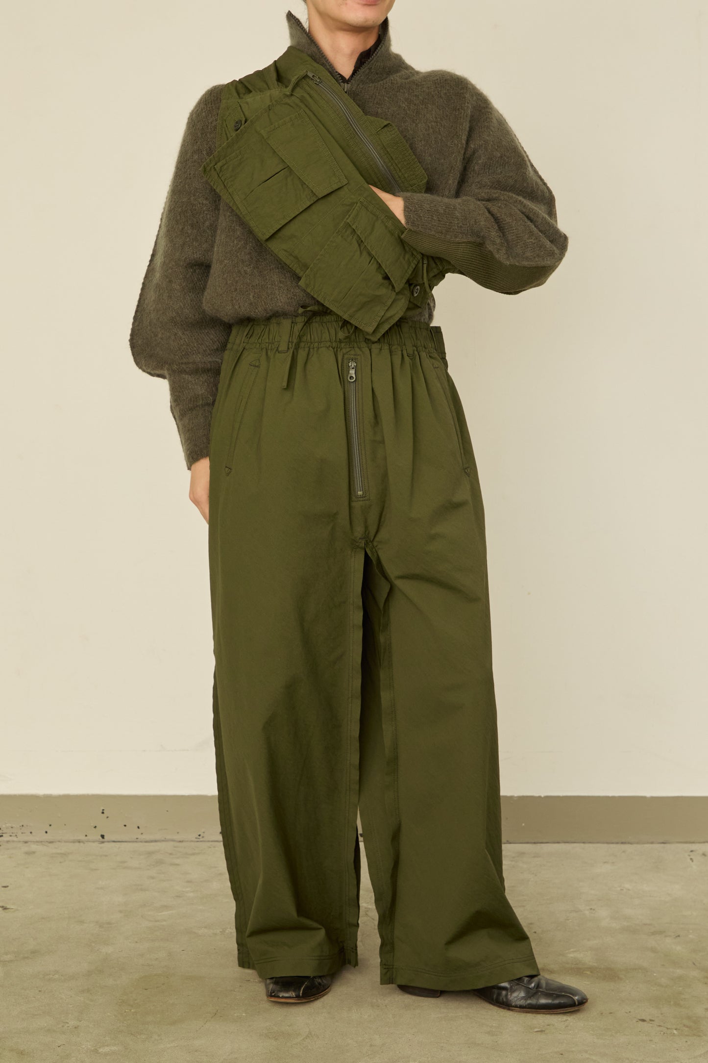i'm here : " SLEEVE "  BAG : / KHAKI