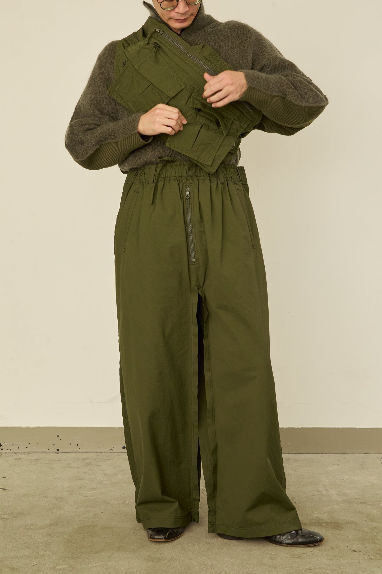 i'm here : " SLEEVE "  BAG : / KHAKI
