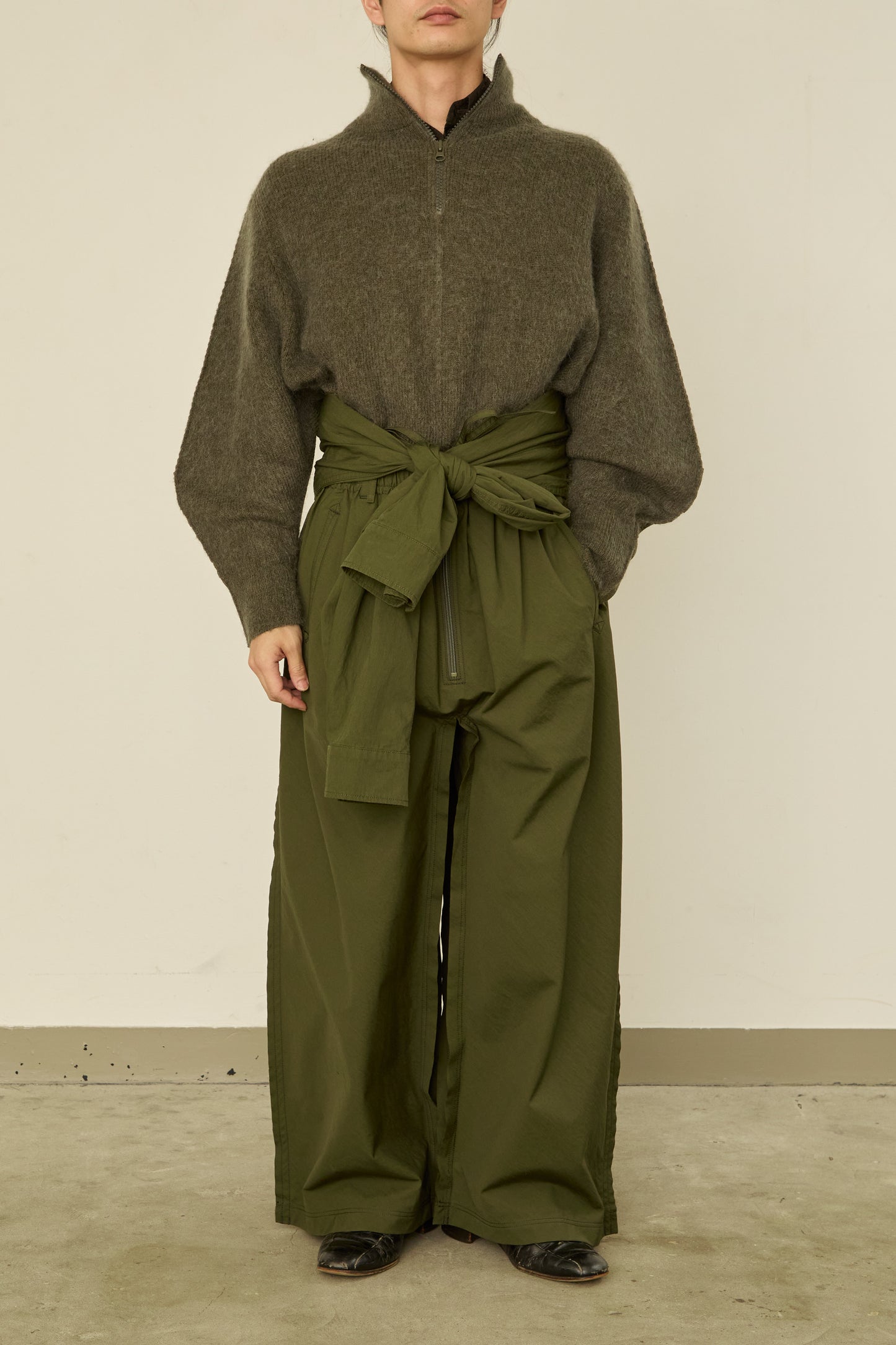 i'm here : " SLEEVE "  BAG : / KHAKI