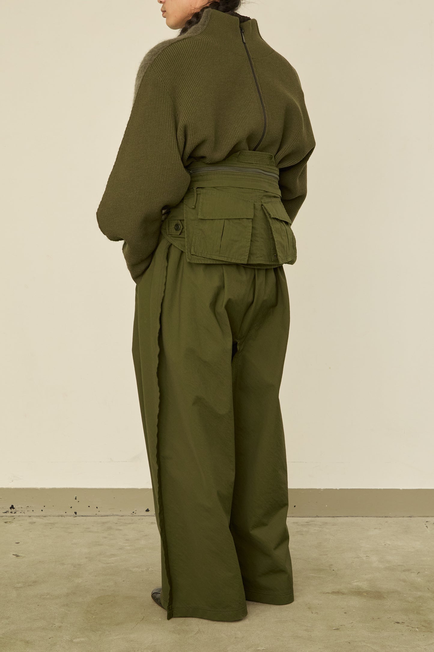 i'm here : " SLEEVE "  BAG : / KHAKI