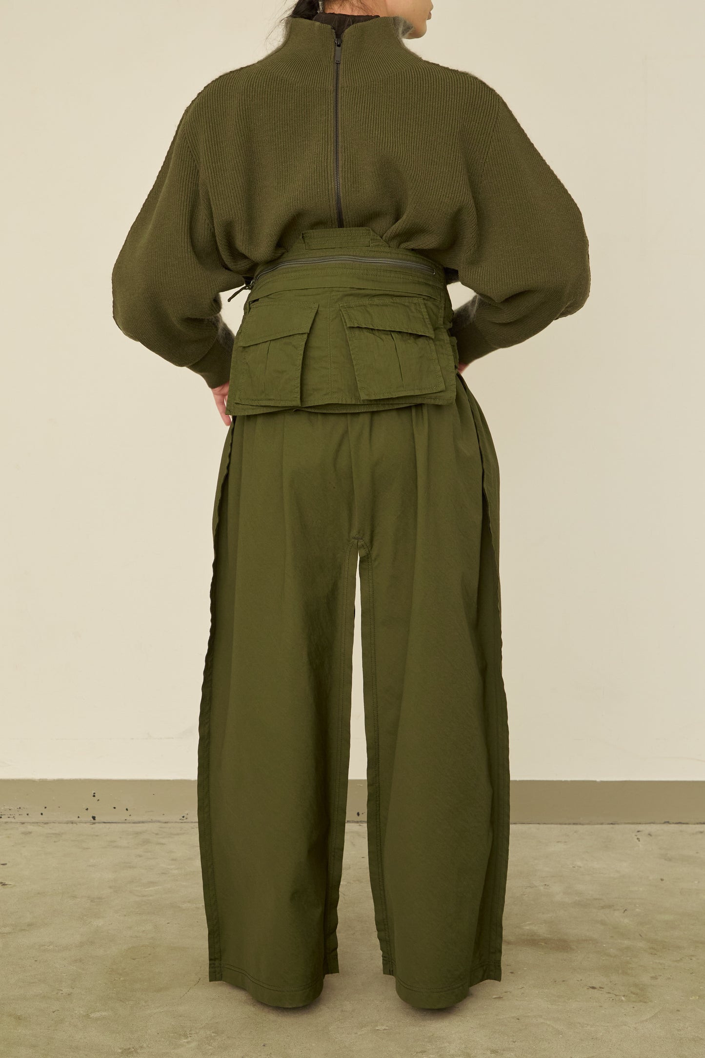 i'm here : " SLEEVE "  BAG : / KHAKI